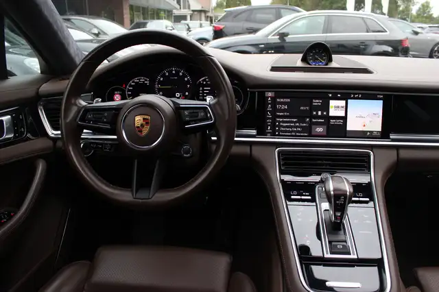 Porsche Panamera view 9