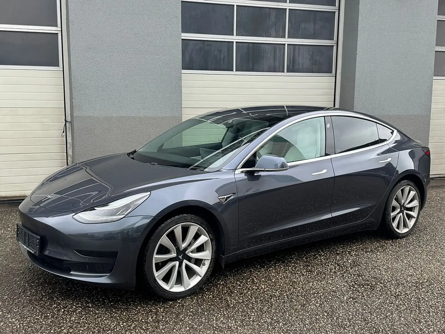 Tesla Model 3 Standard Range RWD Grau - 1