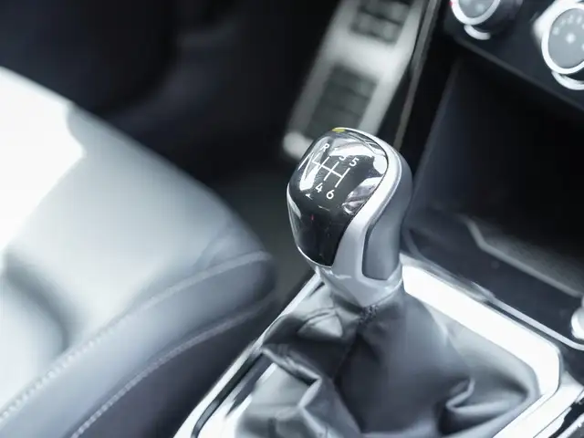 Volkswagen T-Roc view 12