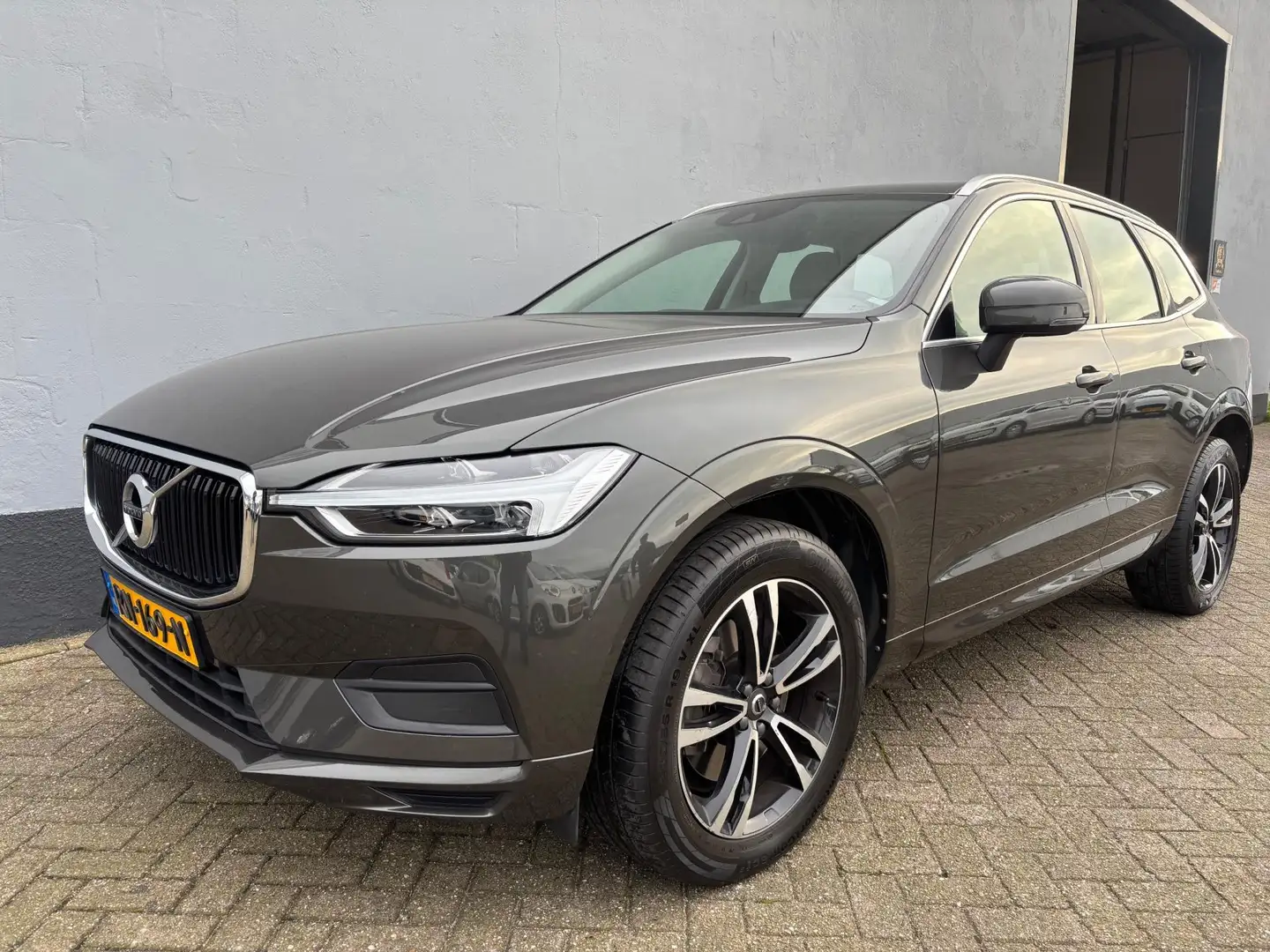 Volvo XC60 2.0 T5 Momentum - Origineel Nederlands Geleverd Grau - 1