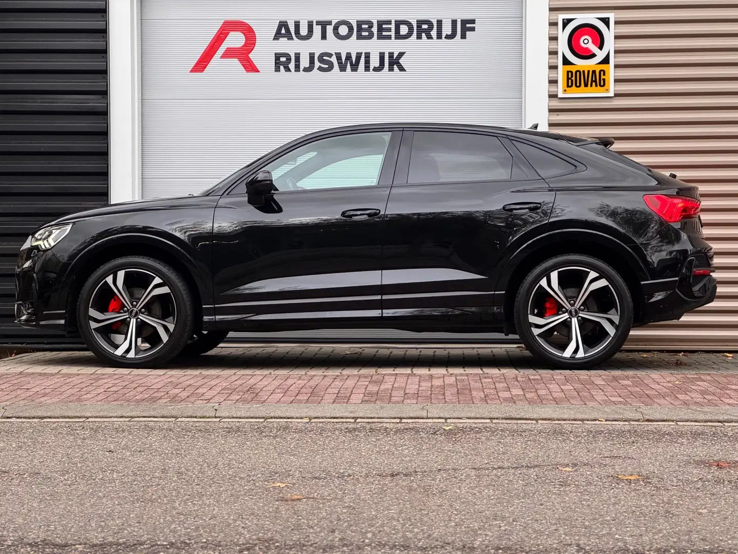 Audi Q3 Sportback 35 TFSI S Edition Camera/Matrix Zwart - 2