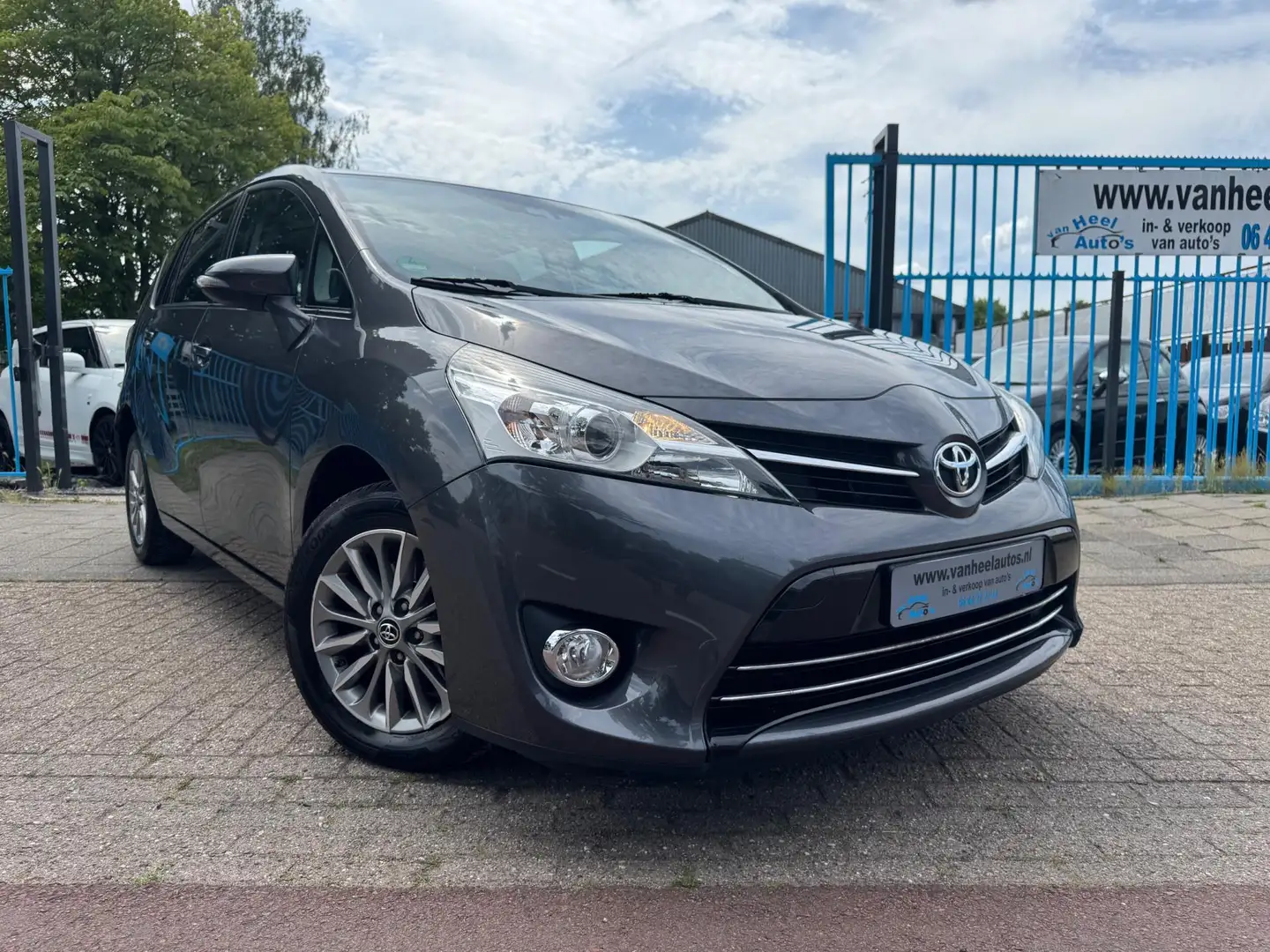 Toyota Verso 1.8 VVT-i Edition S Clima Elek Pakket Lmv Navi Cru Grijs - 2
