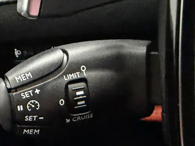 Peugeot 208 view 16