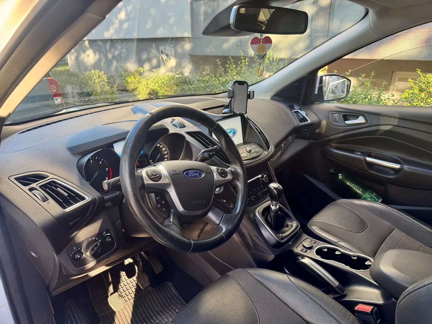 Ford Kuga 2,0 TDCi Titanium Weiß - 2