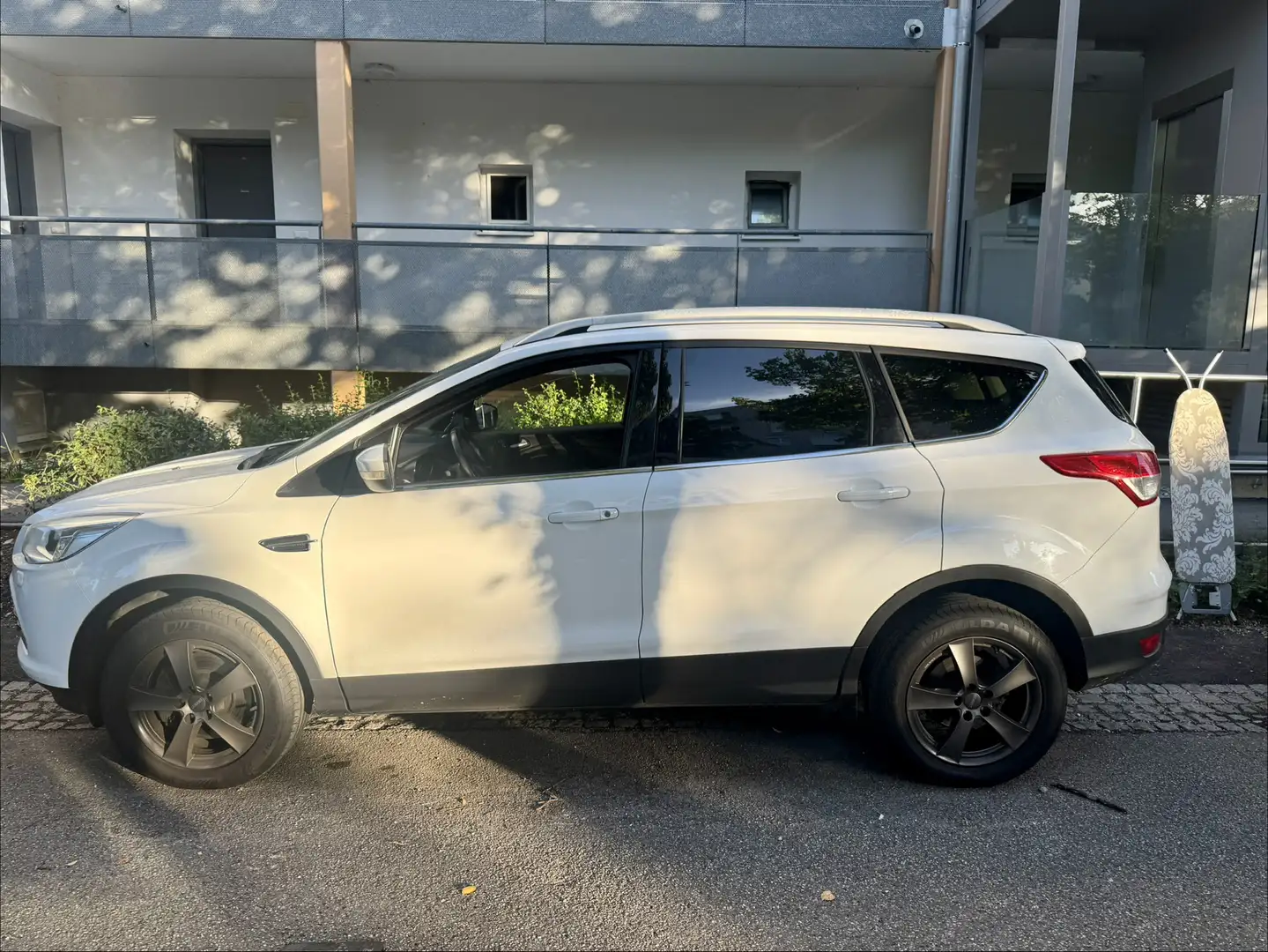Ford Kuga 2,0 TDCi Titanium Weiß - 1
