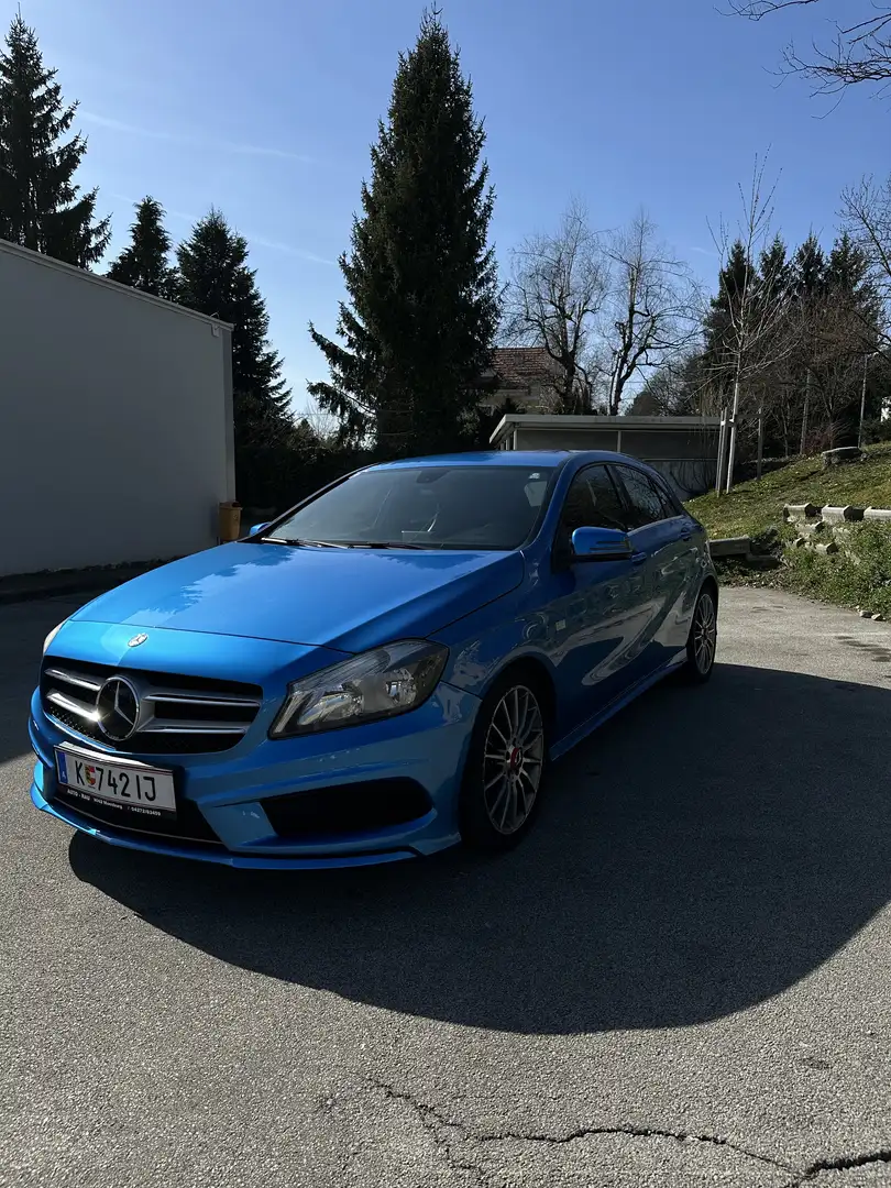 Mercedes-Benz A 180 AMG-Line Limousine Blau - 2