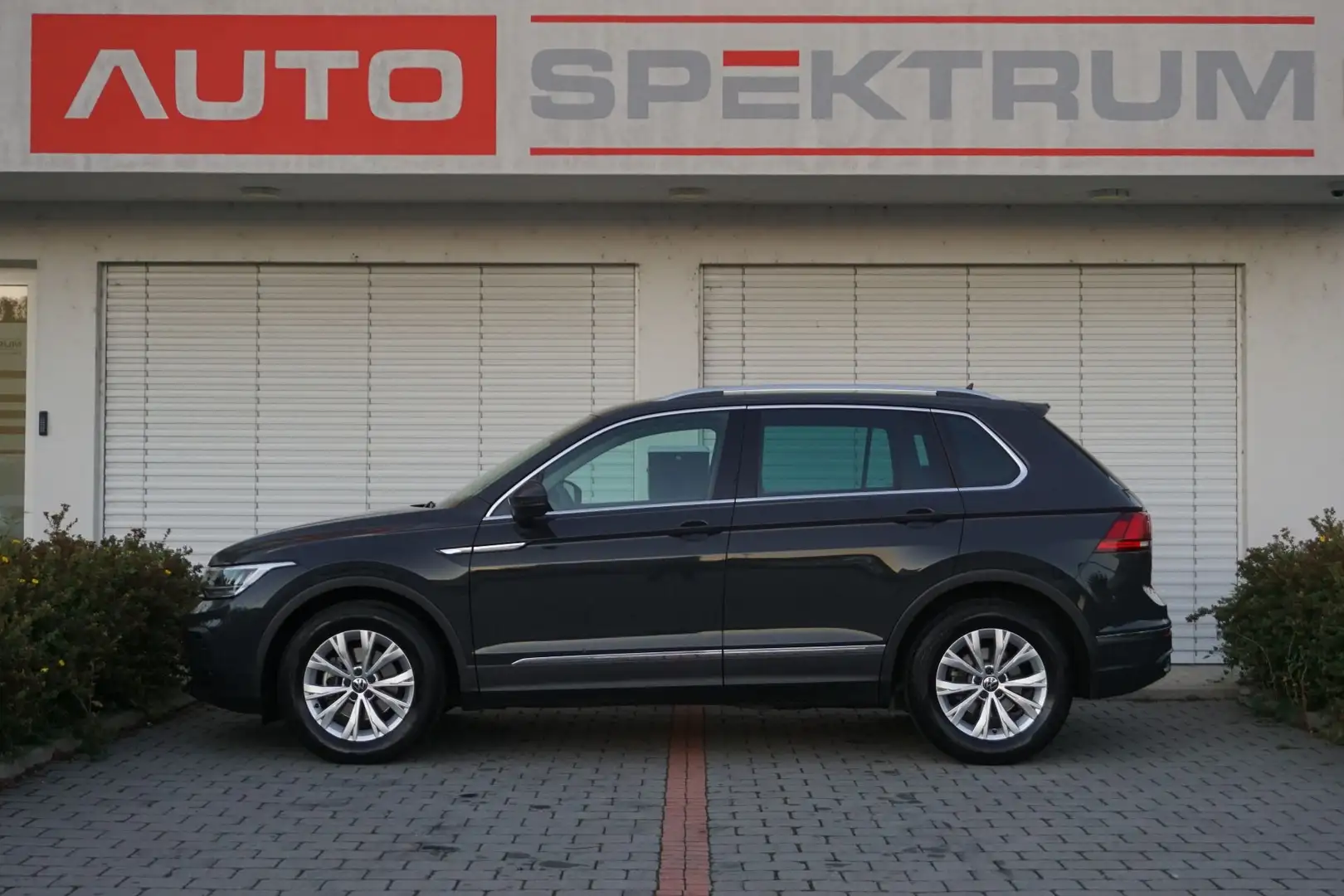Volkswagen Tiguan 2.0 TDI SCR Life DSG | € 323 mtl | Ambientebeleuc Grau - 2