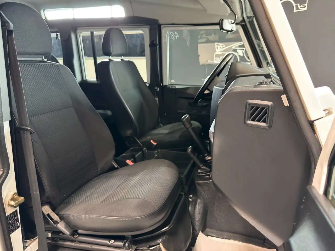 LAND ROVER DEFENDER 110 E STATION WAGON 122CH - 4X4 - BVM - 144.380 KMS