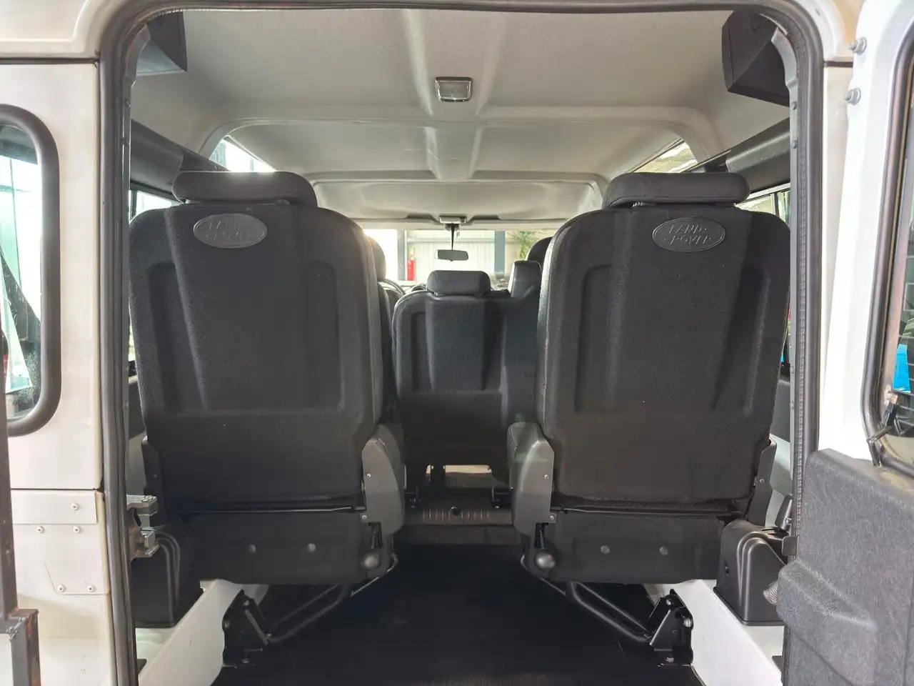 LAND ROVER DEFENDER 110 E STATION WAGON 122CH - 4X4 - BVM - 144.380 KMS