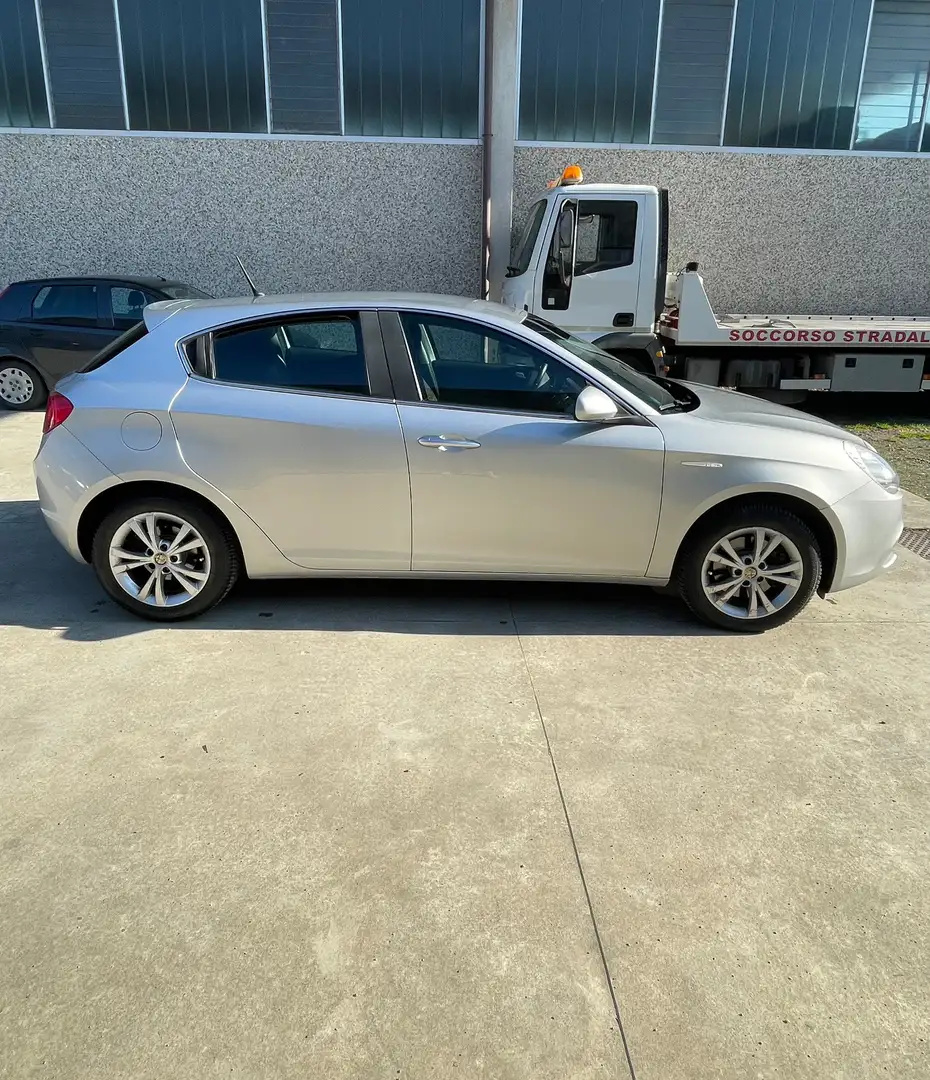 Alfa Romeo Giulietta 2.0 jtdm-2 Progression 140cv Silber - 2