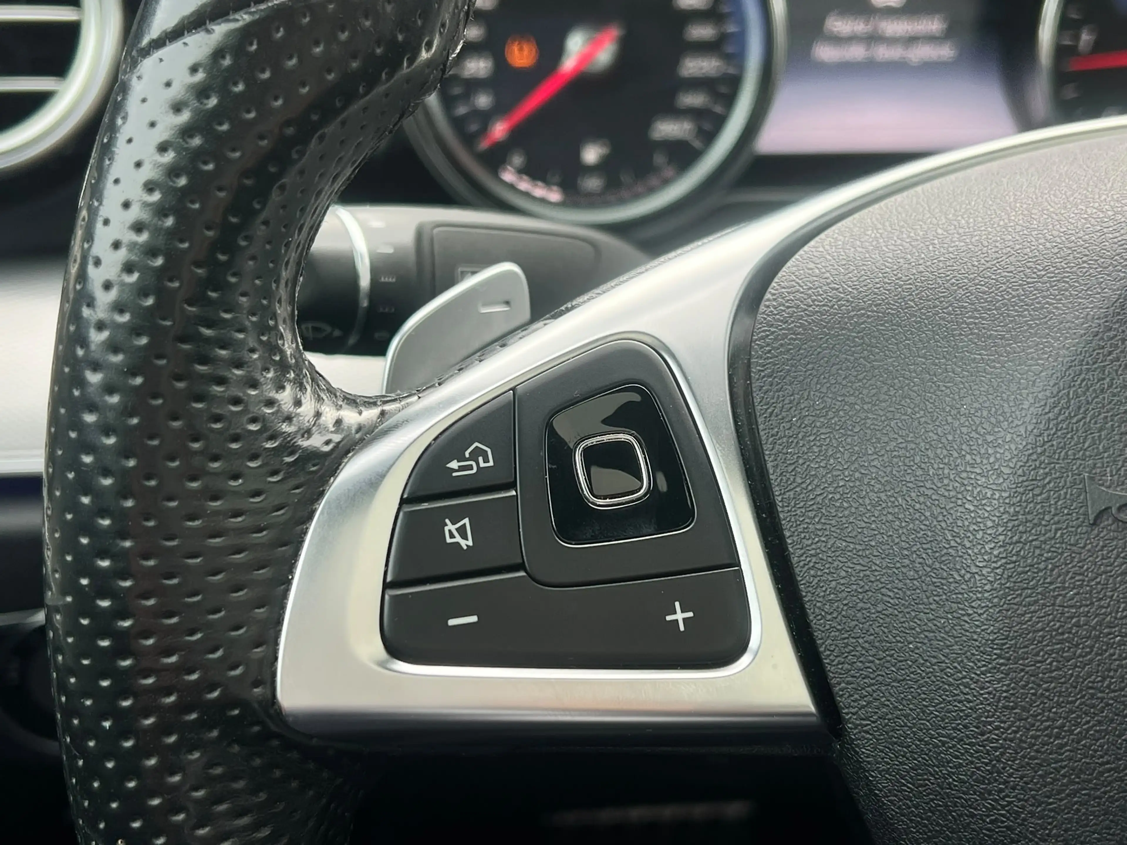 Mercedes-Benz E 220 38.735 KM !!!! - PACK AMG - PACK LUMIERE - AUTOMATIQUE — photo 11