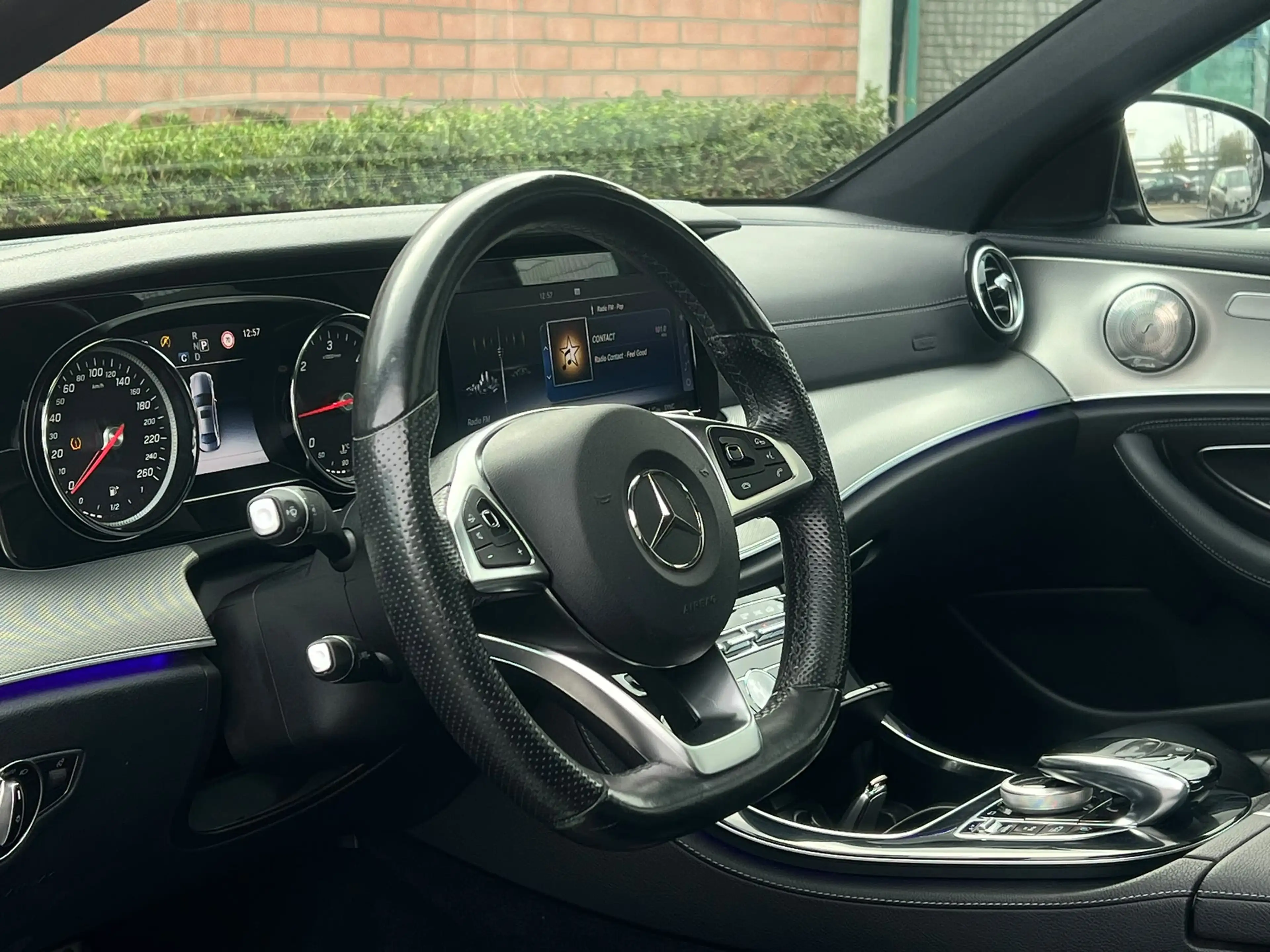 Mercedes-Benz E 220 38.735 KM !!!! - PACK AMG - PACK LUMIERE - AUTOMATIQUE — photo 9