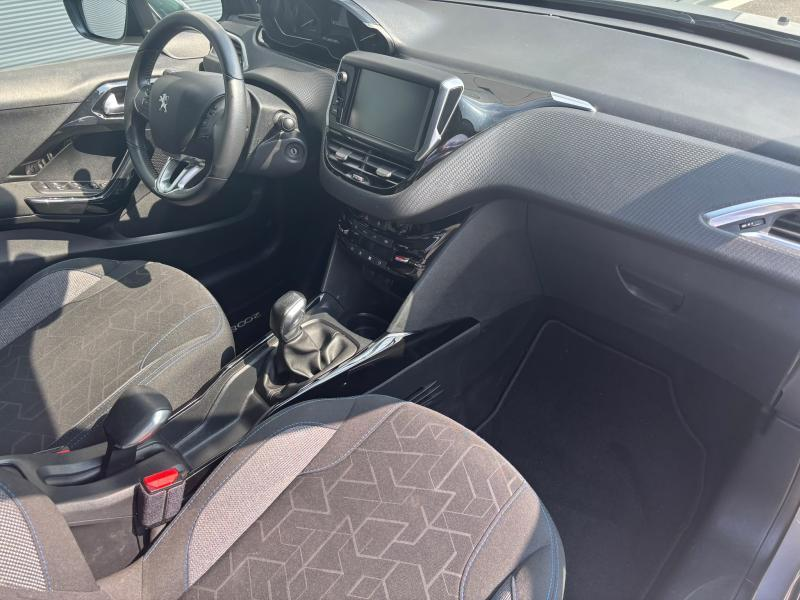 Peugeot 2008 Signature / GPS — photo 2