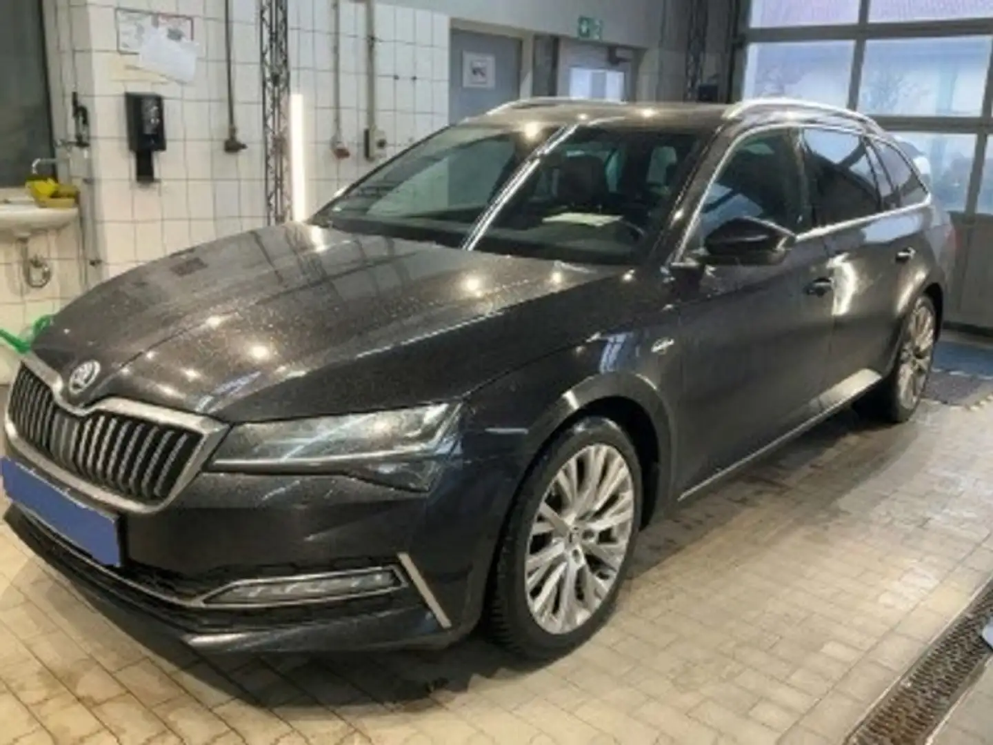 Skoda Superb Combi 2,0 TDI DSG 4x4 L&K Pano AHK Schwarz - 2
