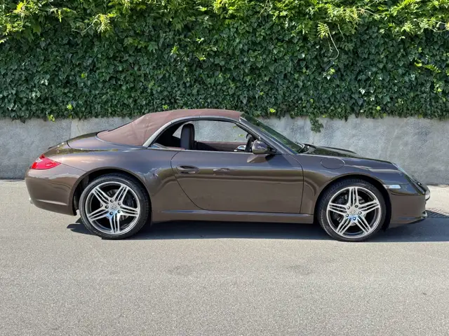 Porsche 911 view 5