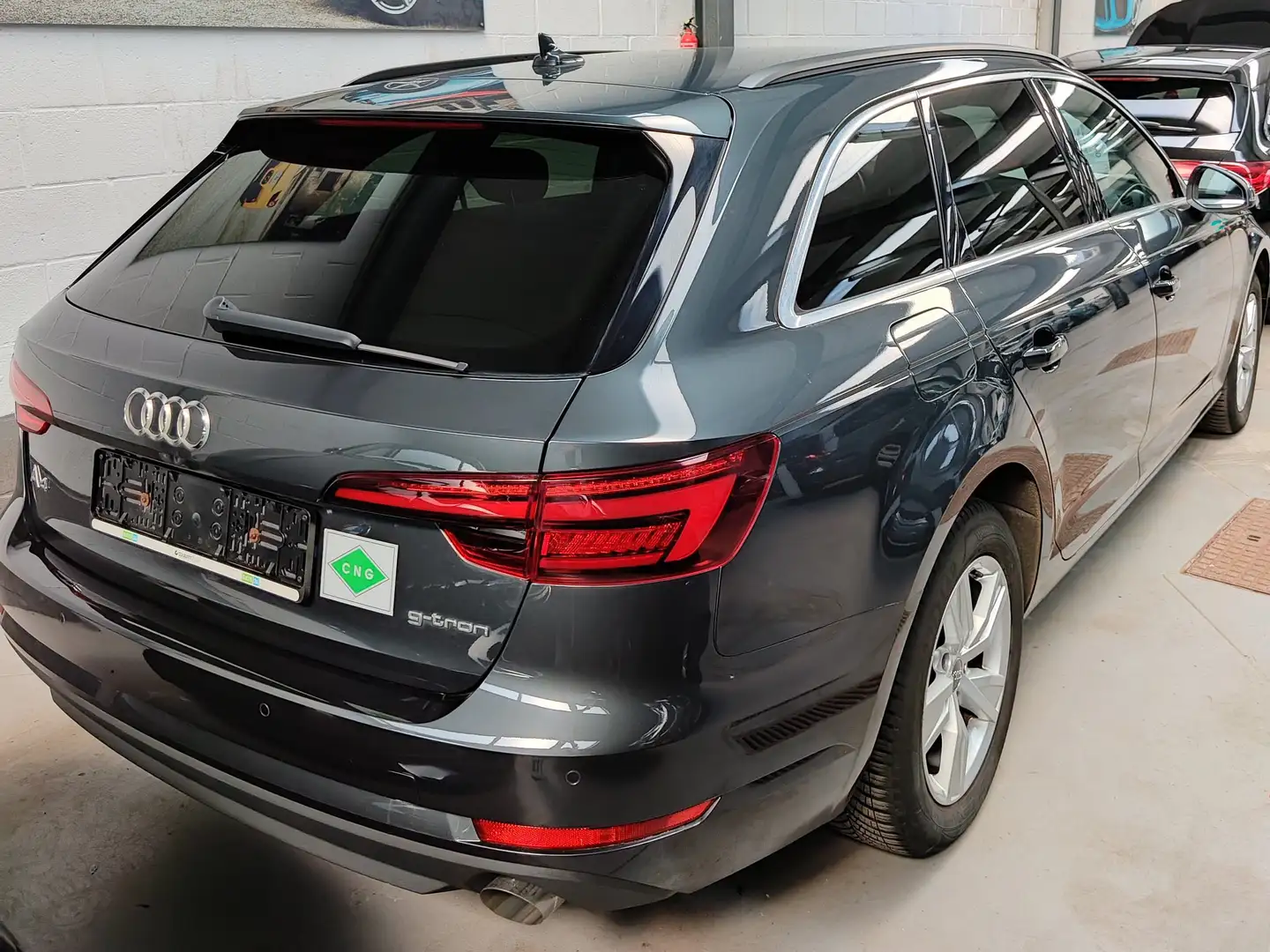 Audi A4 Avant CNG 2.0 TFSI Design S tronic Grijs - 2