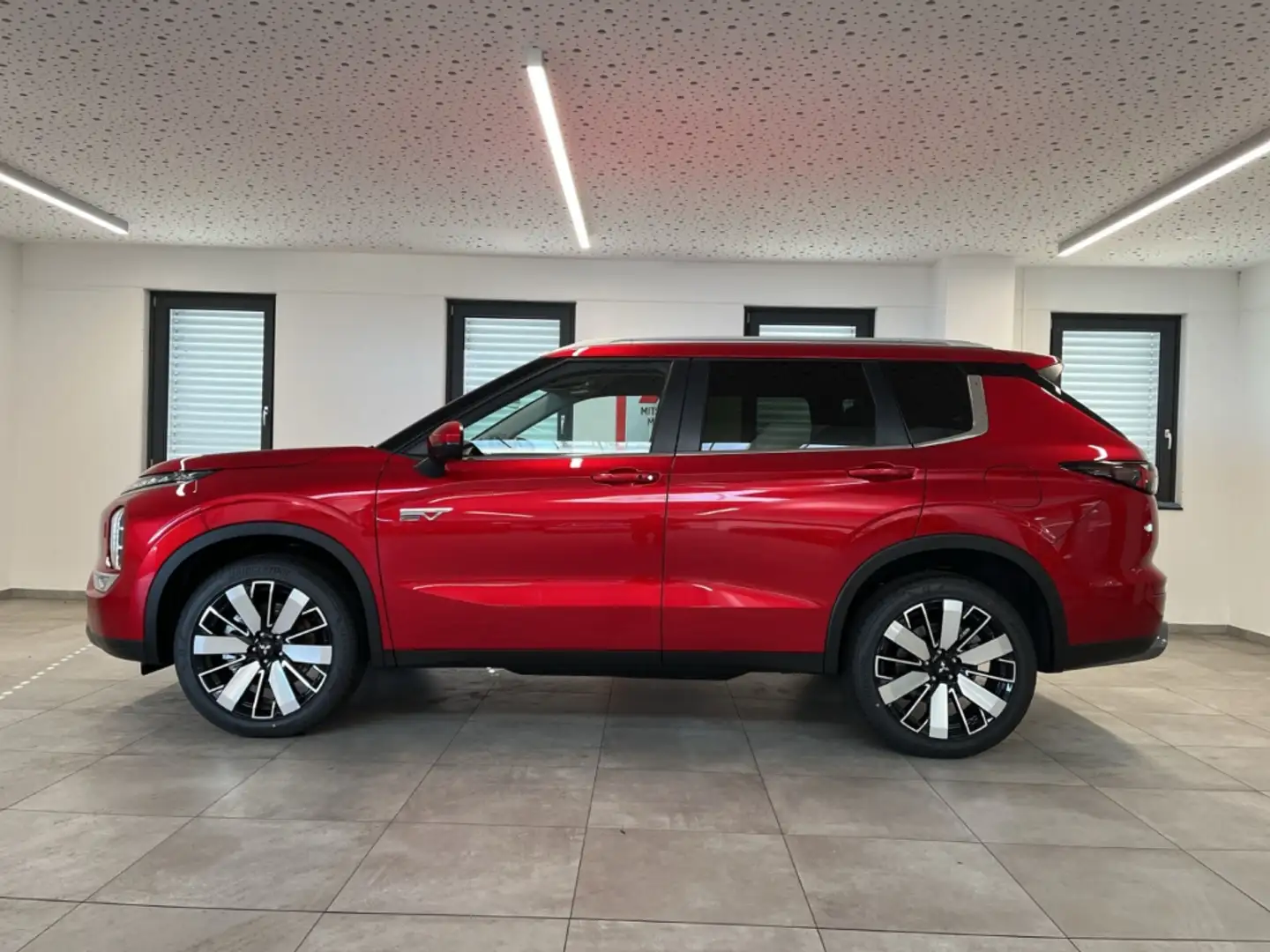 Mitsubishi Outlander 2.4 Plug-in-Hybrid Intro Edition 4WD Yamaha Rot - 2