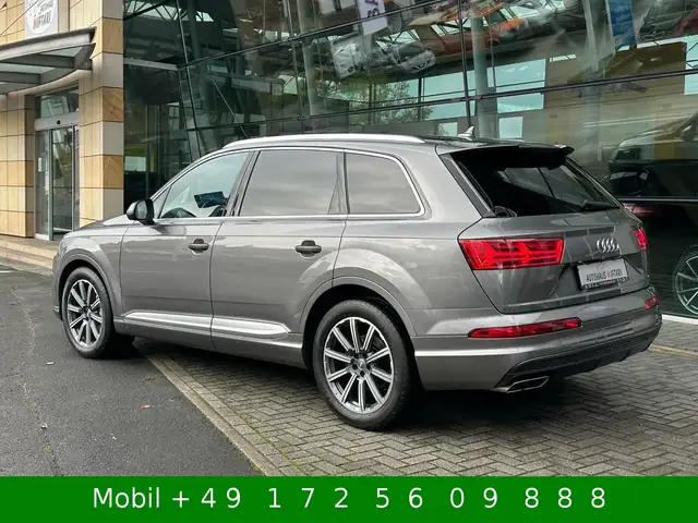 Audi Q7 view 4