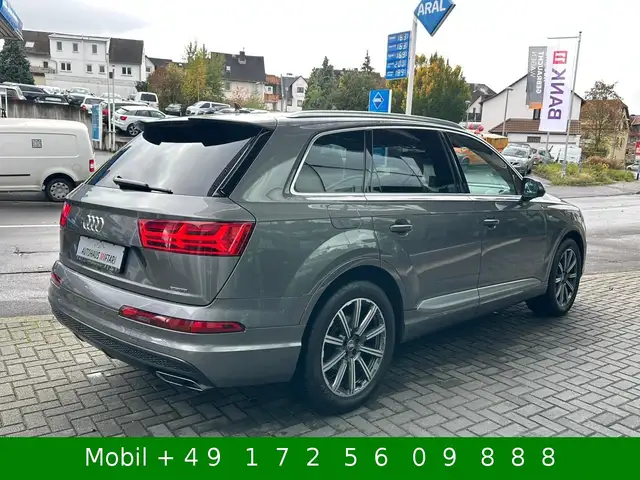 Audi Q7 view 7