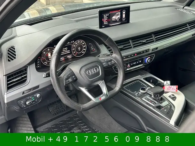 Audi Q7 view 8