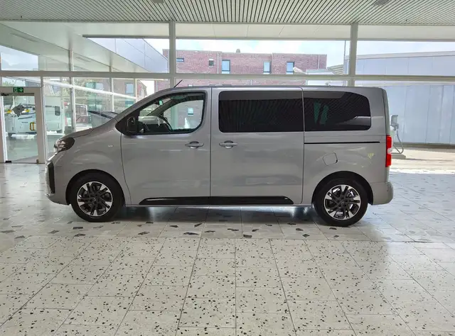 Opel Zafira view 4