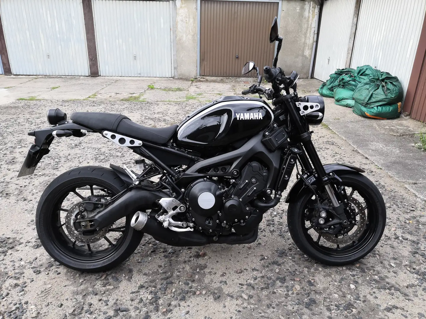 Yamaha XSR 900 crna - 1