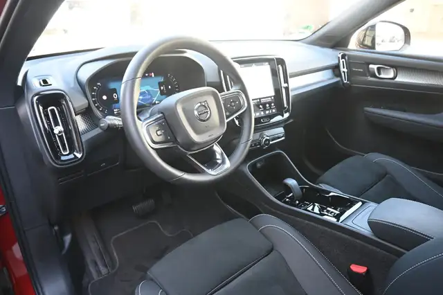 Volvo XC40 view 8