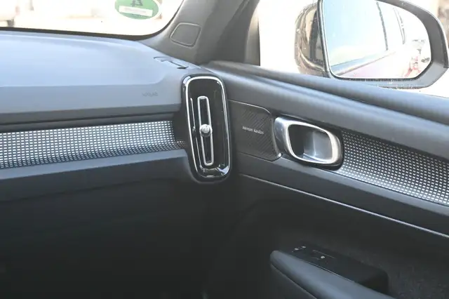 Volvo XC40 view 15
