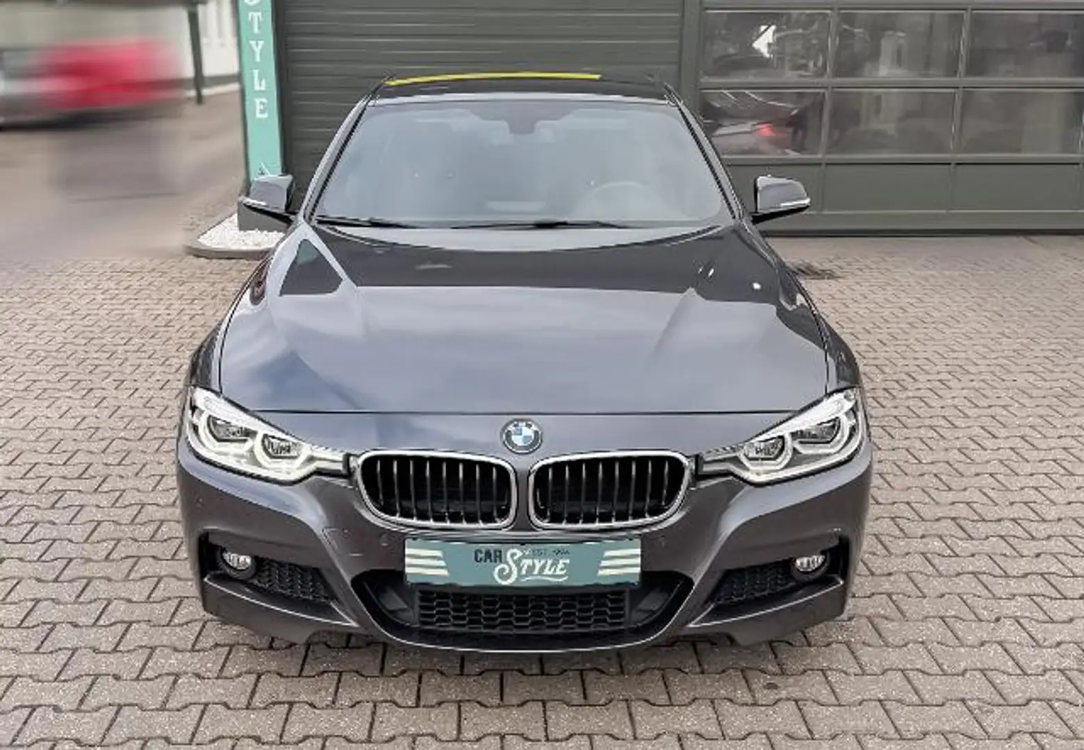 BMW 330 i M Sport Paket SHZ NAVI PDC LED Gris - 2