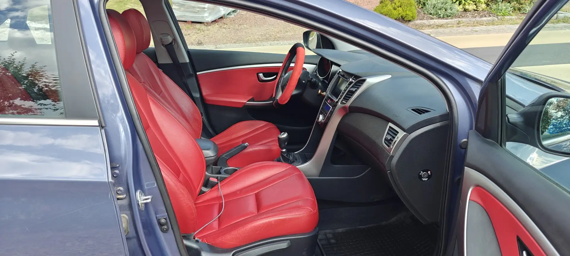 Hyundai i30 1.6 Style - Toit panoramique + cuir rouge interior - 2