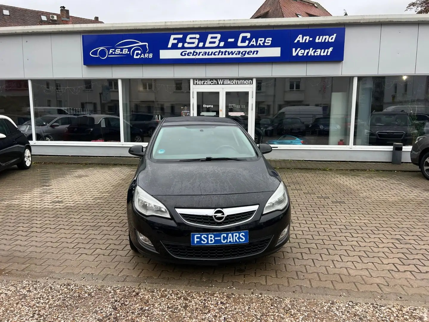 Opel Astra J Lim. 5-trg. Edition Automatik Schwarz - 1