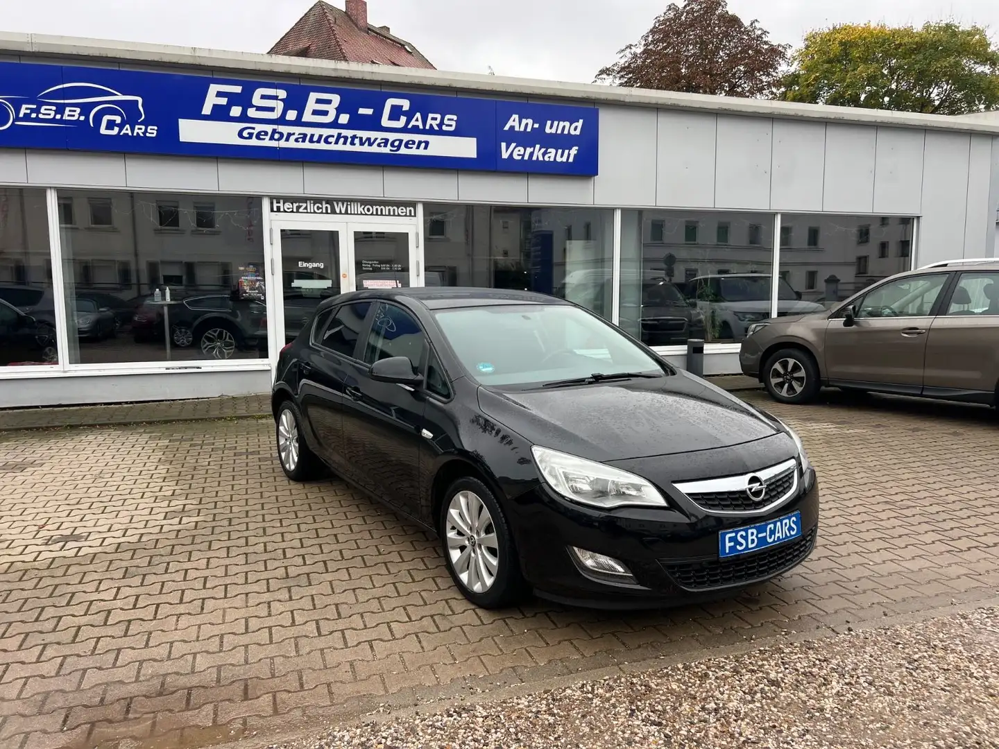 Opel Astra J Lim. 5-trg. Edition Automatik Schwarz - 2