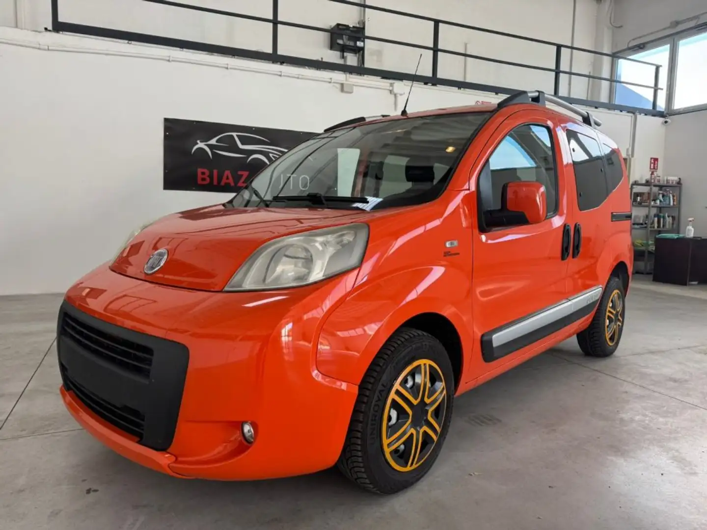 Fiat Qubo 1.3 MJT 95 CV Trekking Naranja - 1