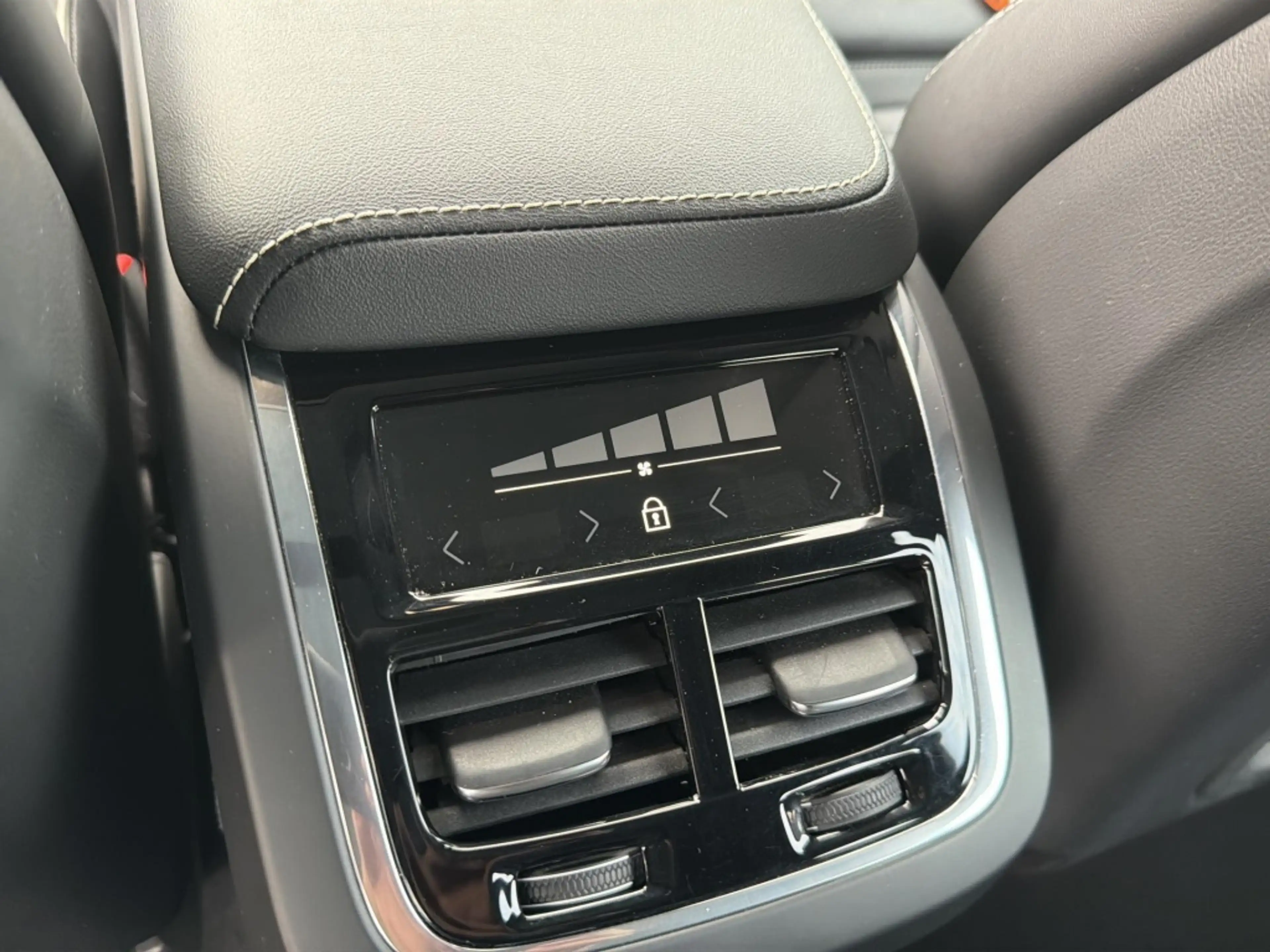 Volvo XC60 2.0 B4 R-Design — photo 39