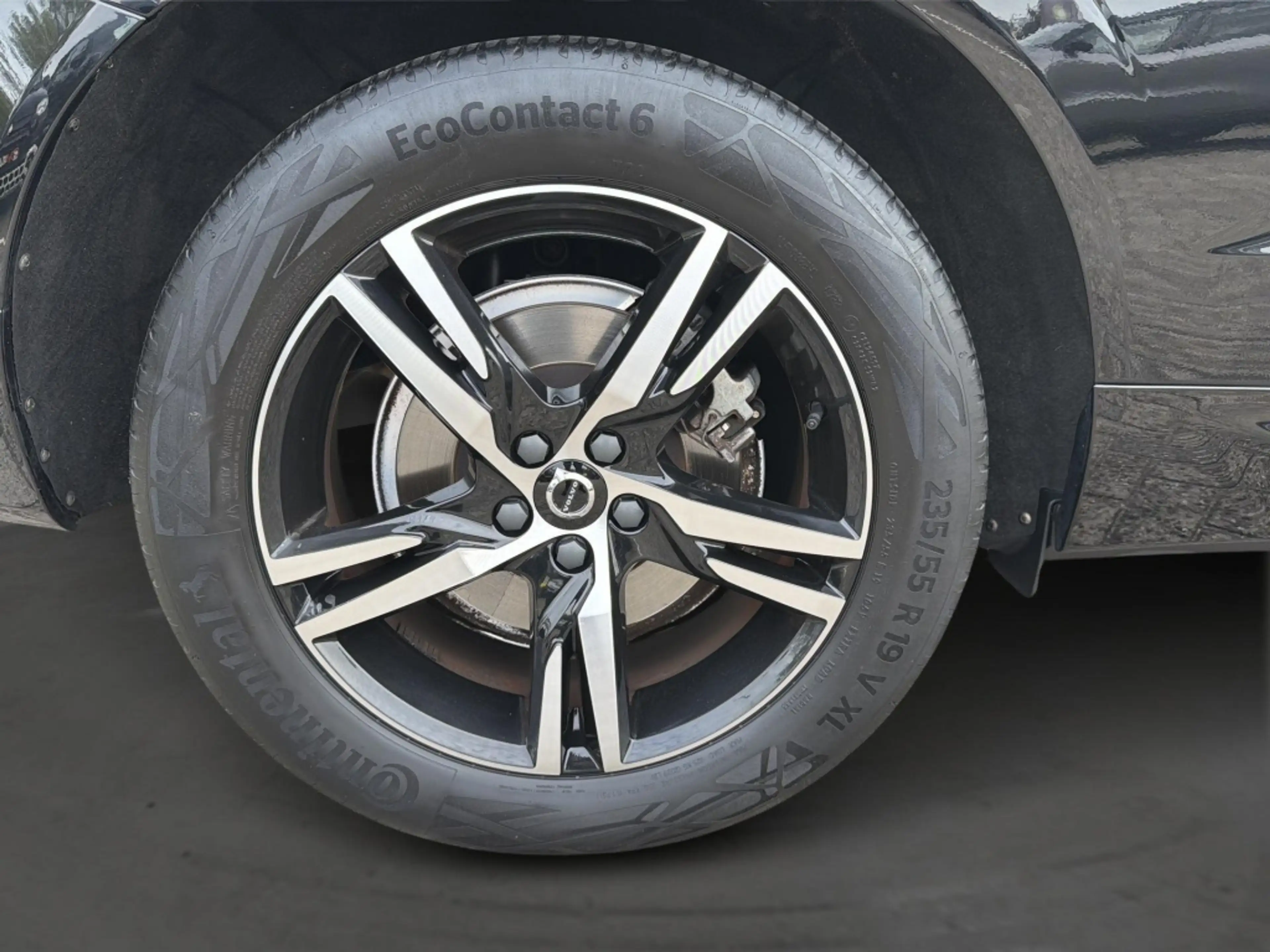 Volvo XC60 2.0 B4 R-Design — photo 25