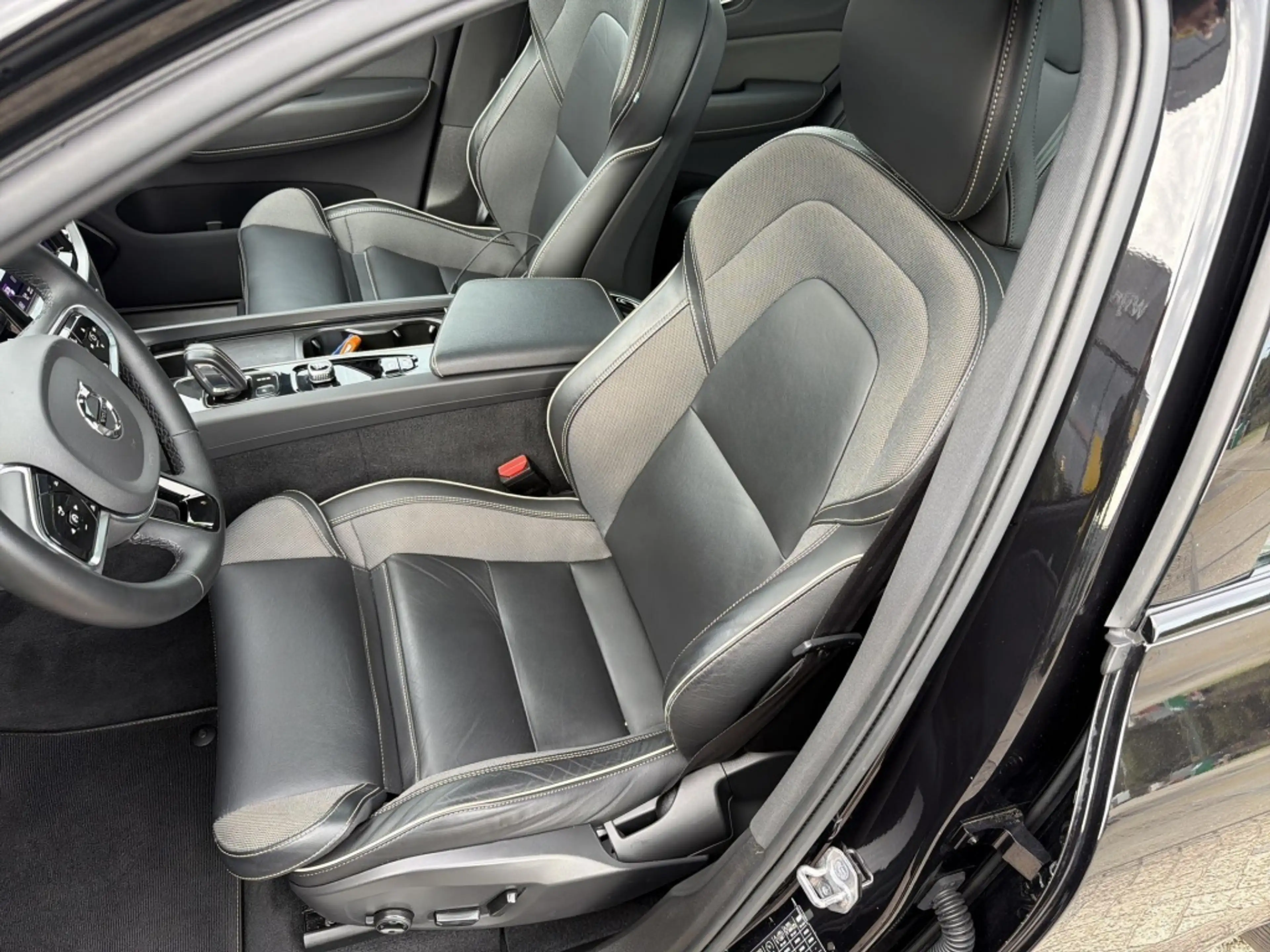 Volvo XC60 2.0 B4 R-Design — photo 24