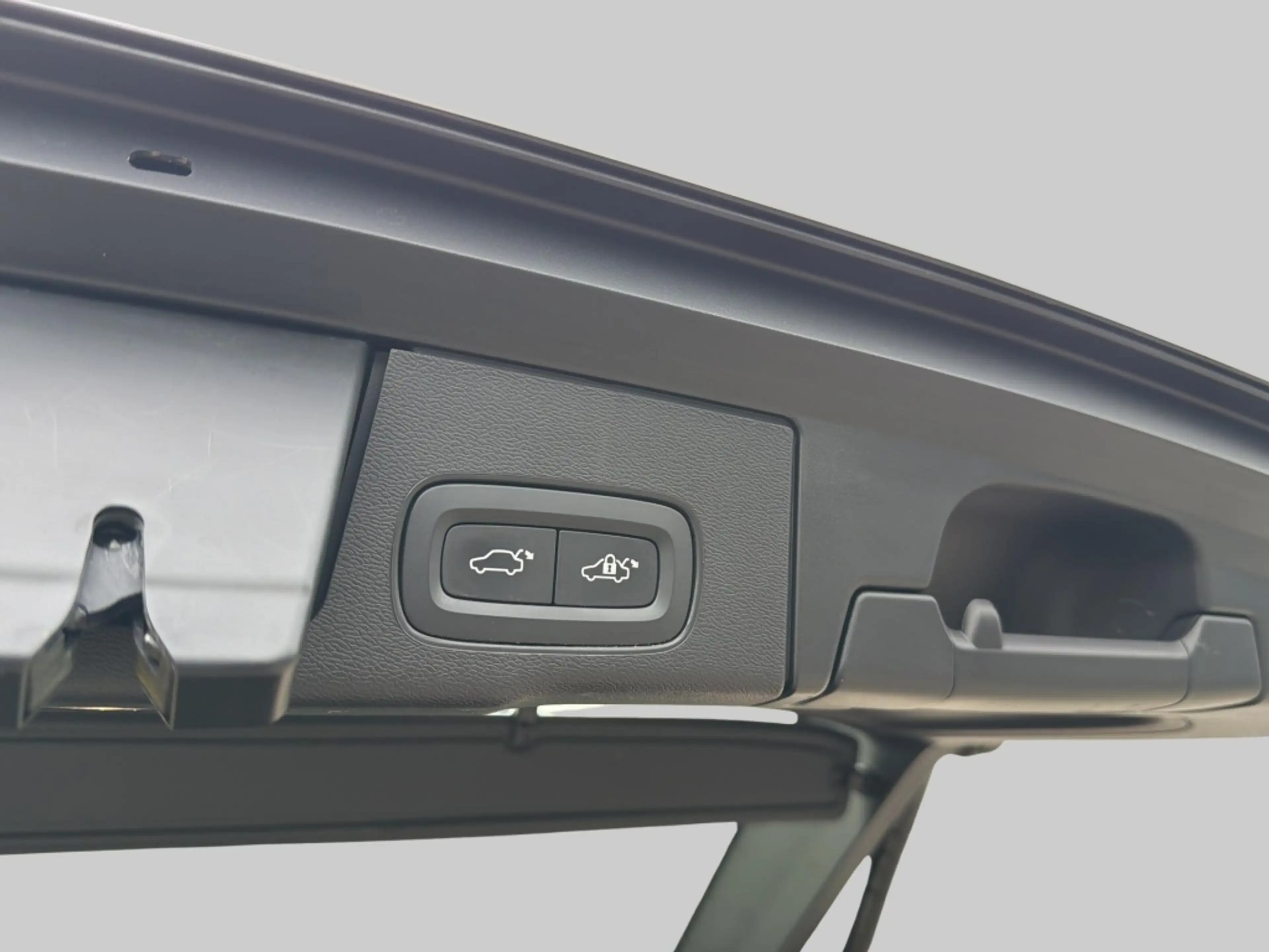 Volvo XC60 2.0 B4 R-Design — photo 27