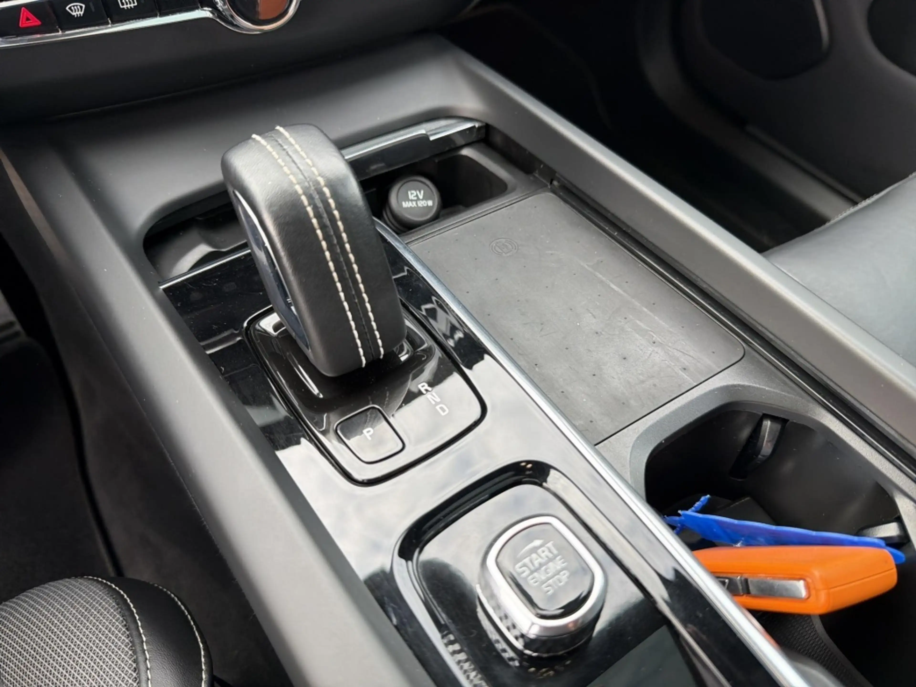 Volvo XC60 2.0 B4 R-Design — photo 19