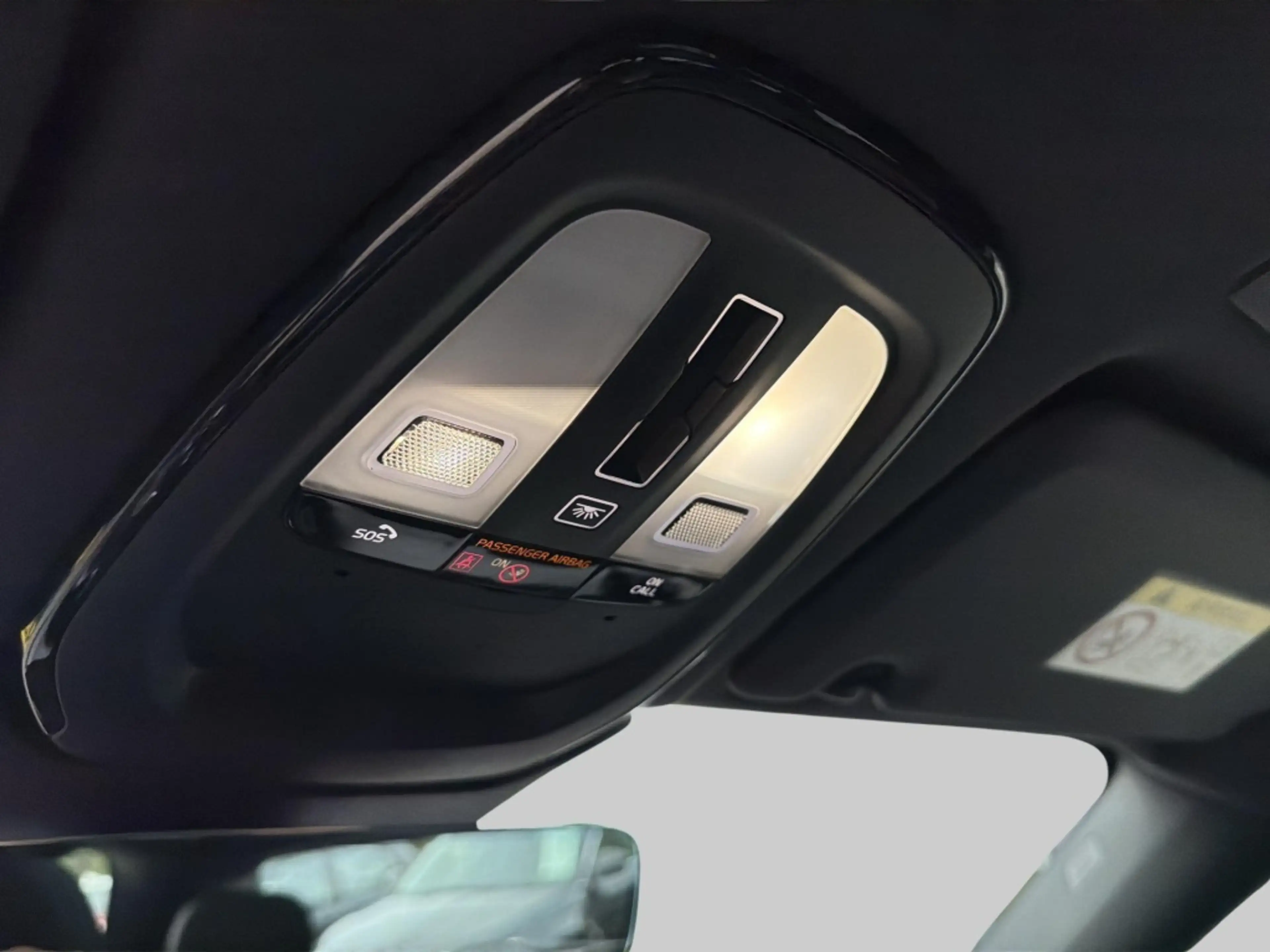 Volvo XC60 2.0 B4 R-Design — photo 31