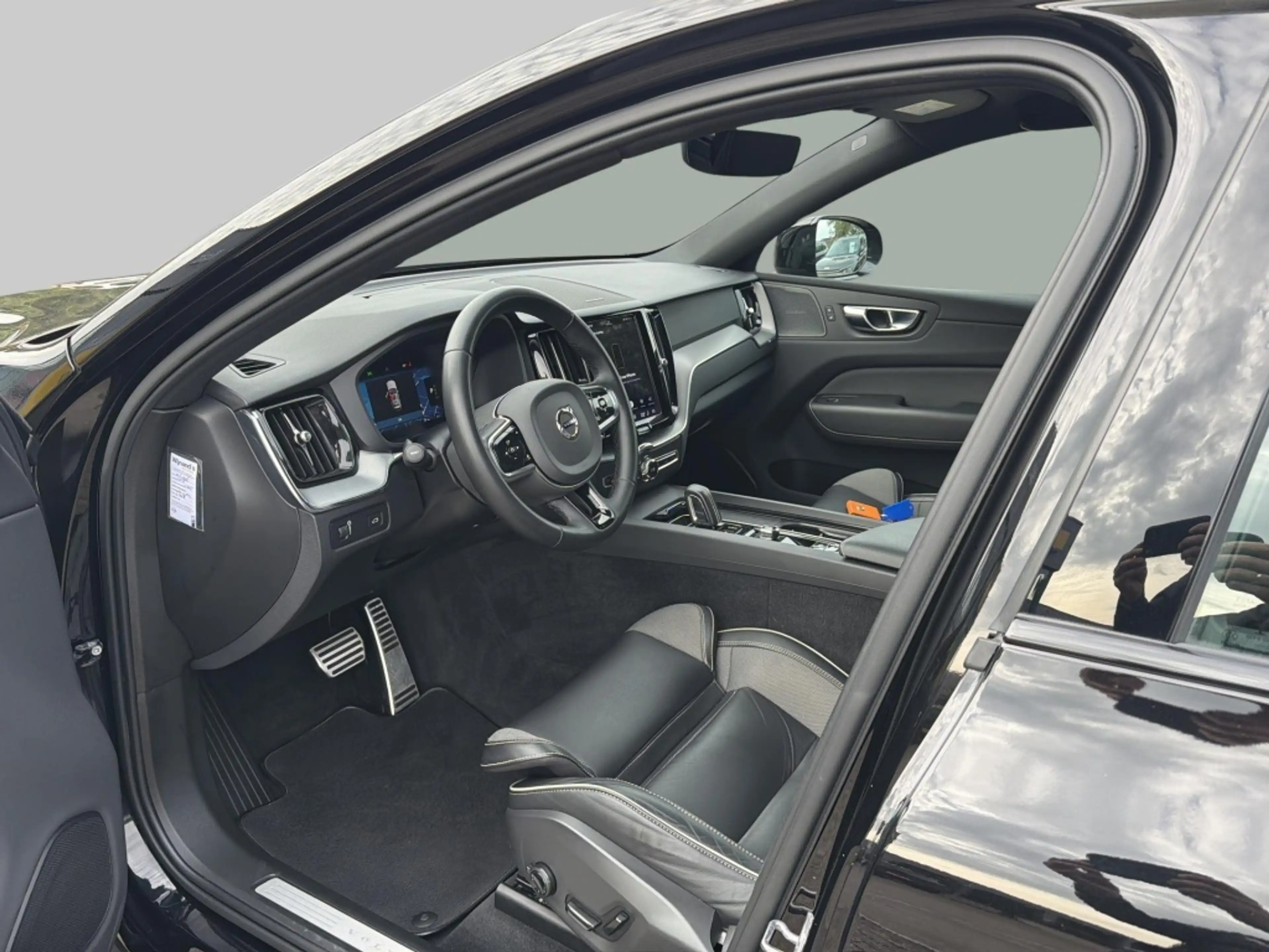 Volvo XC60 2.0 B4 R-Design — photo 42