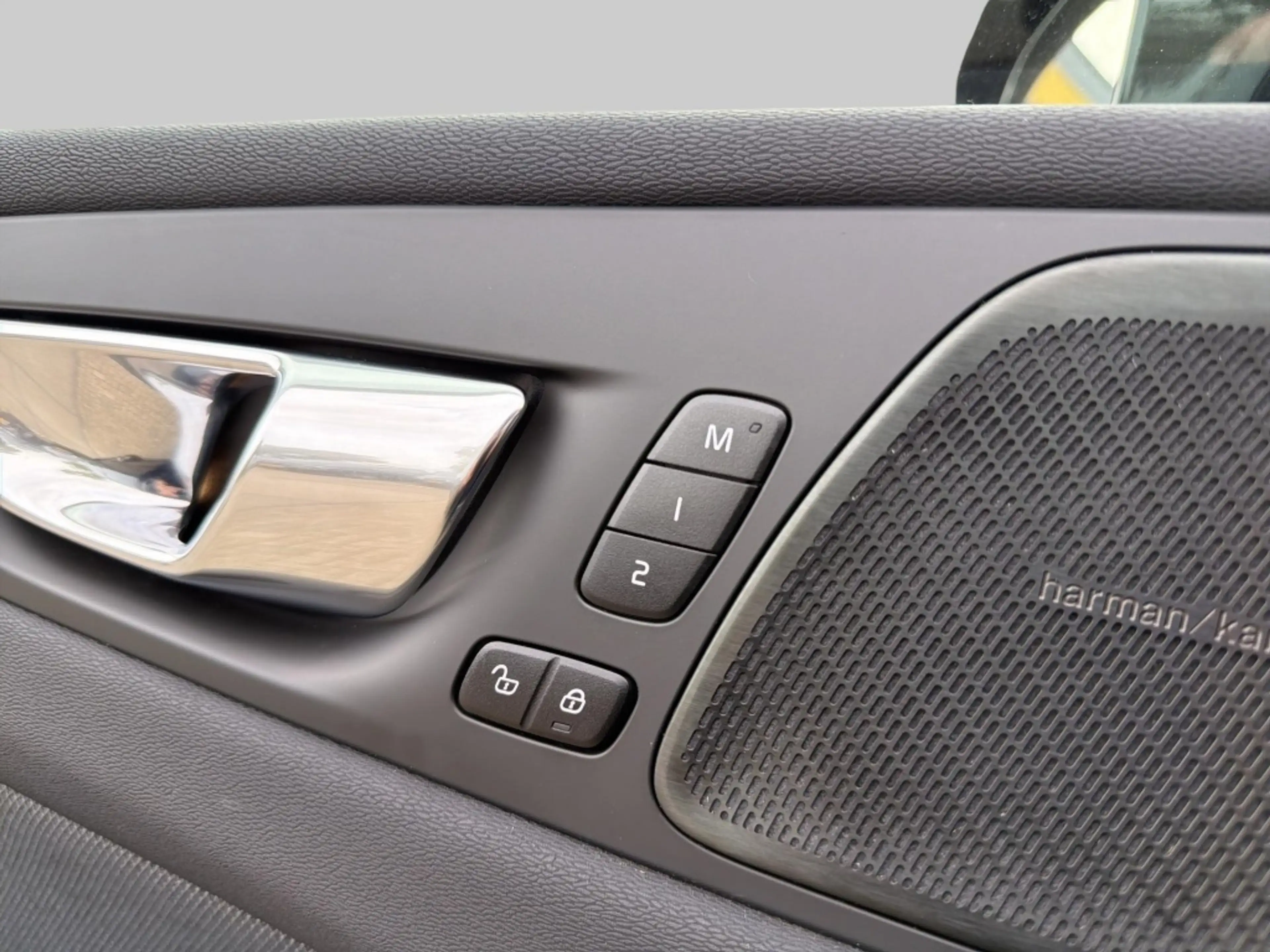 Volvo XC60 2.0 B4 R-Design — photo 21