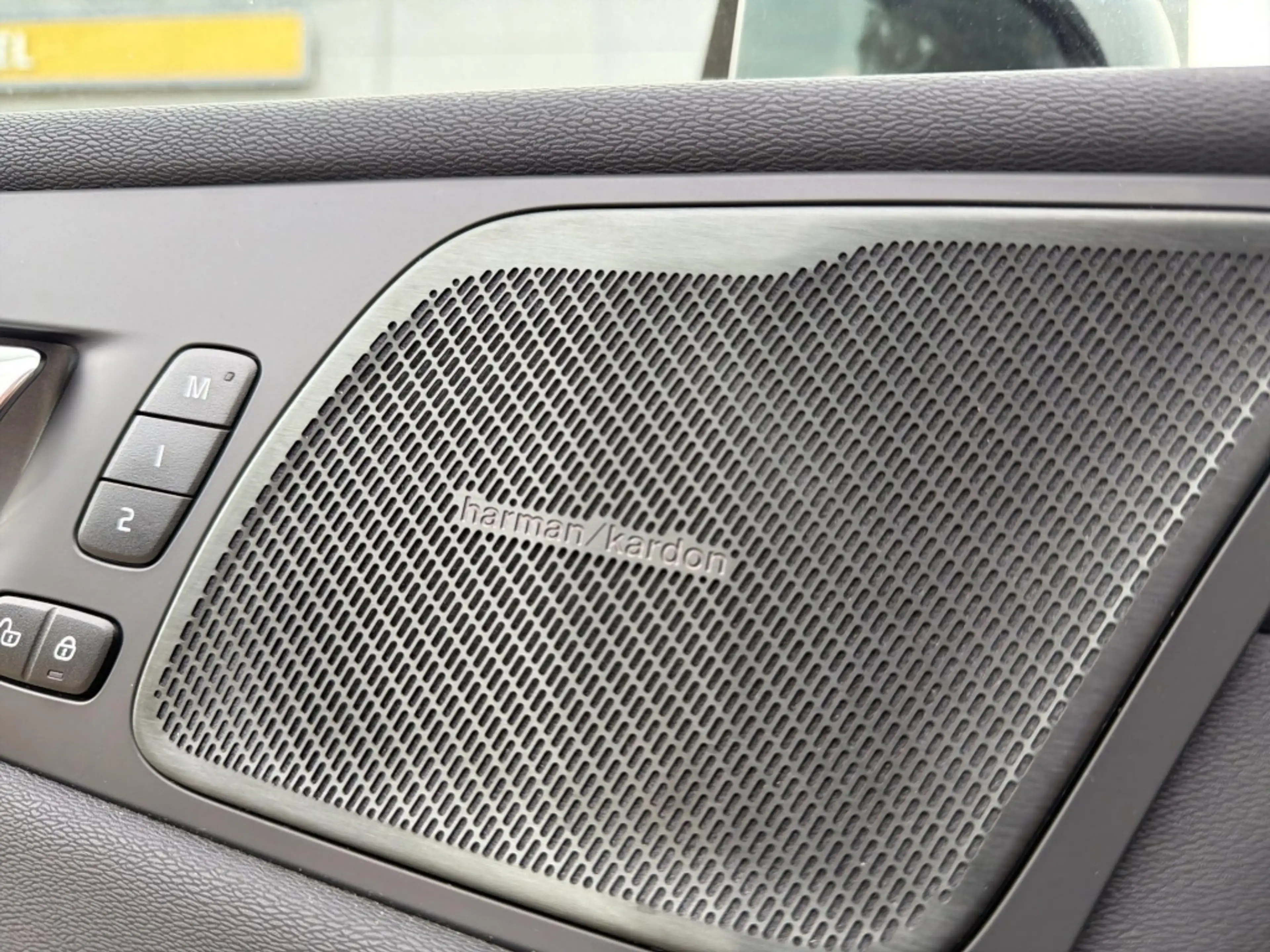 Volvo XC60 2.0 B4 R-Design — photo 20