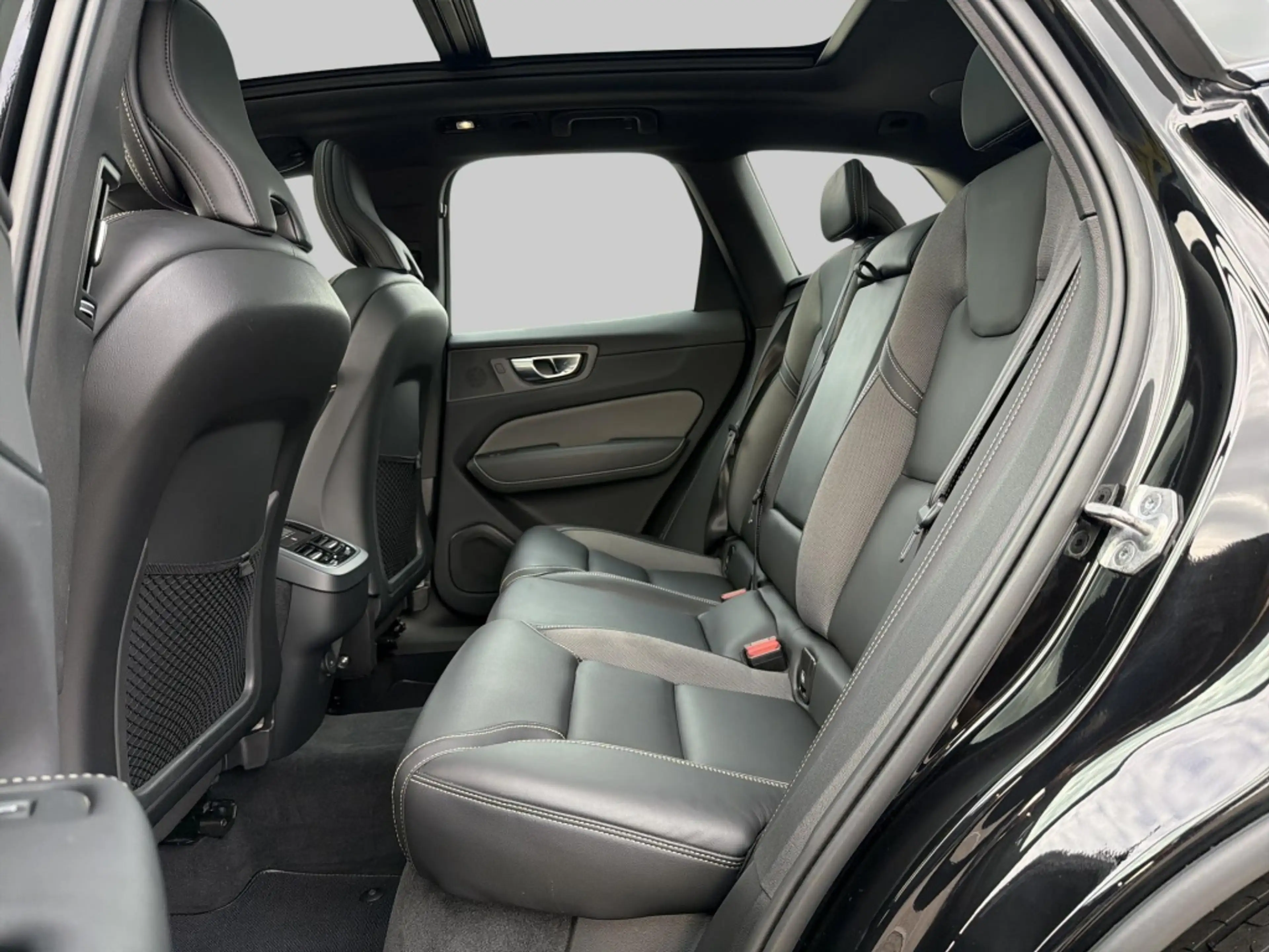 Volvo XC60 2.0 B4 R-Design — photo 14