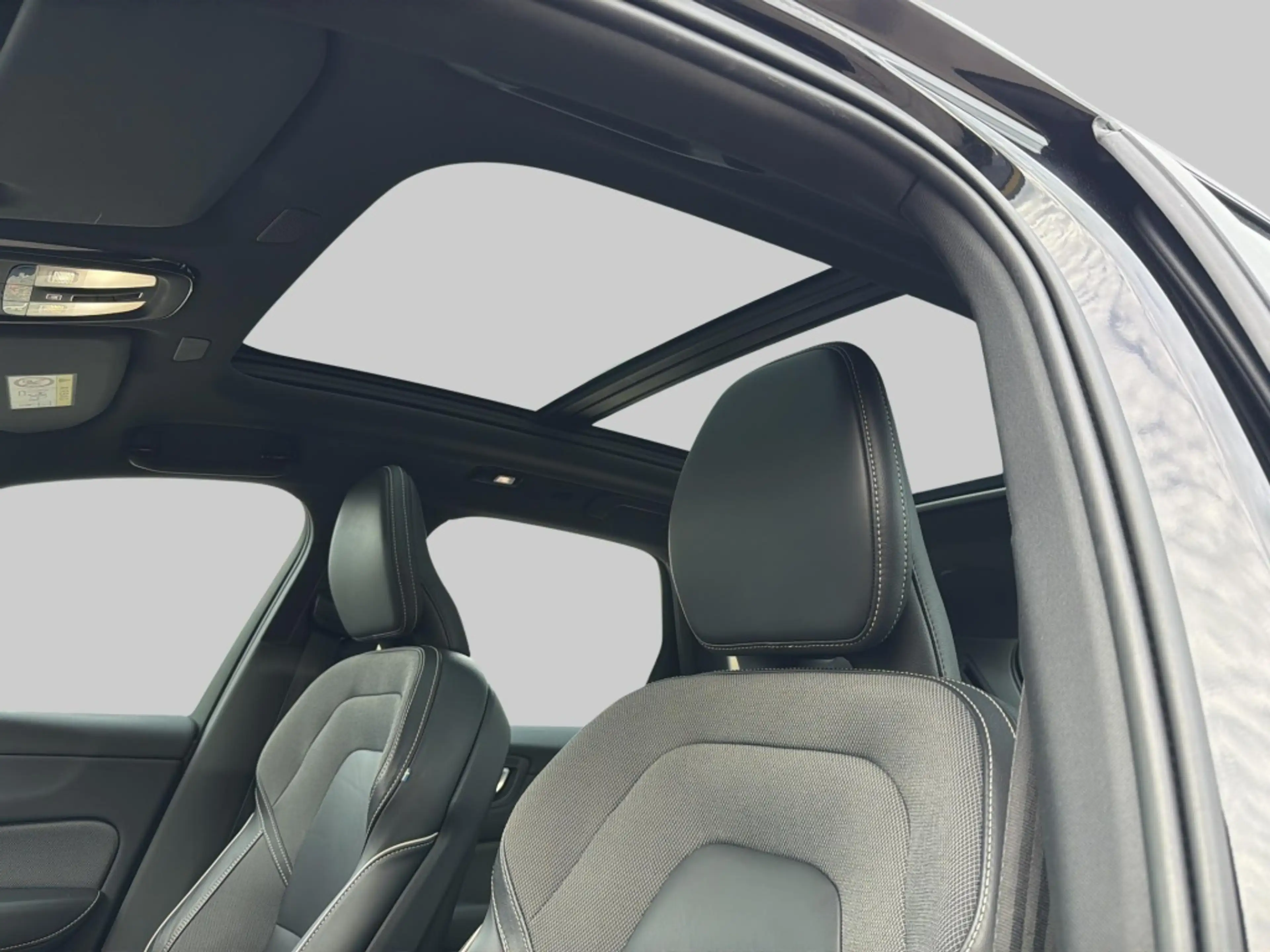 Volvo XC60 2.0 B4 R-Design — photo 32