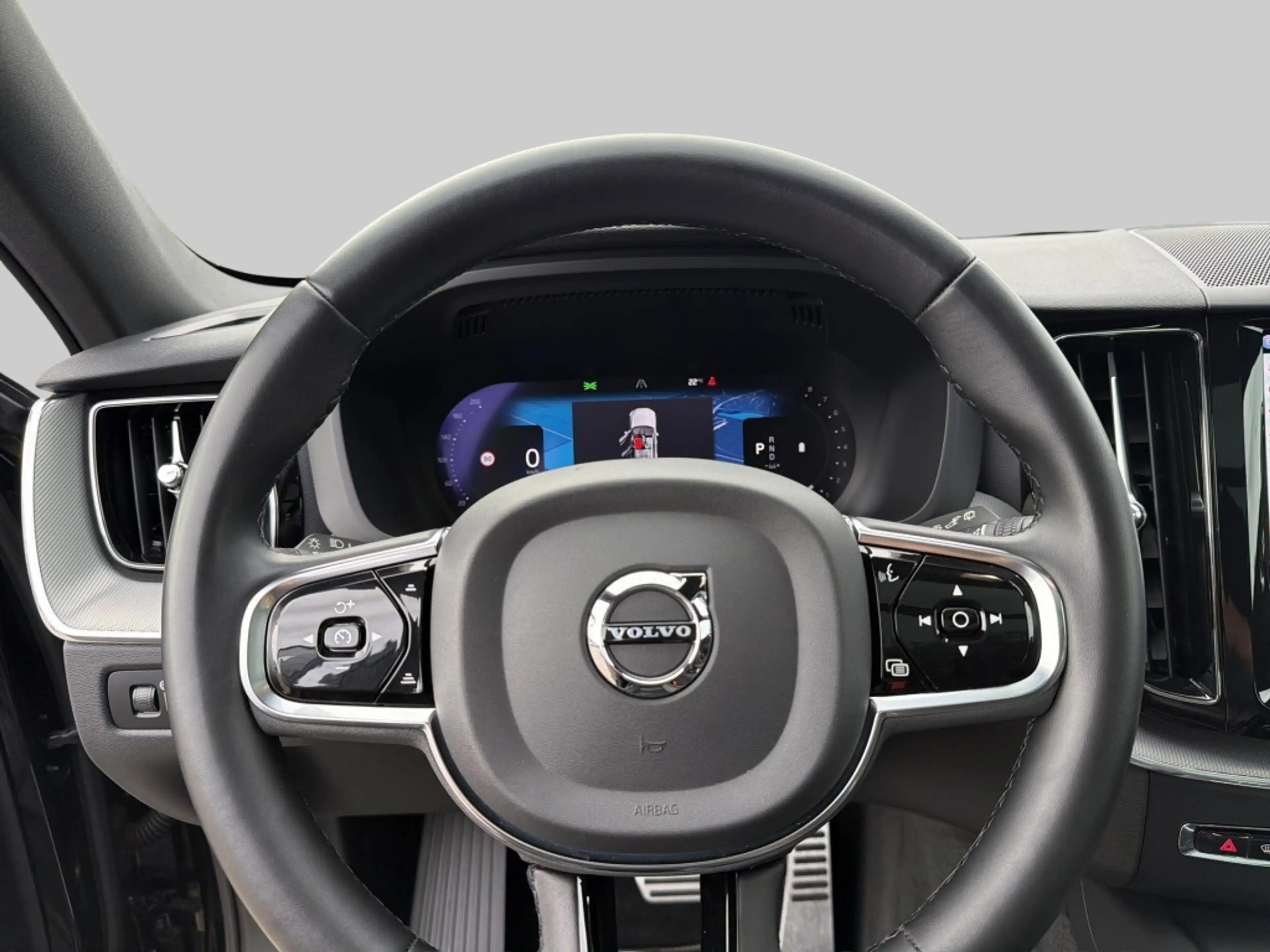 Volvo XC60 2.0 B4 R-Design — photo 12