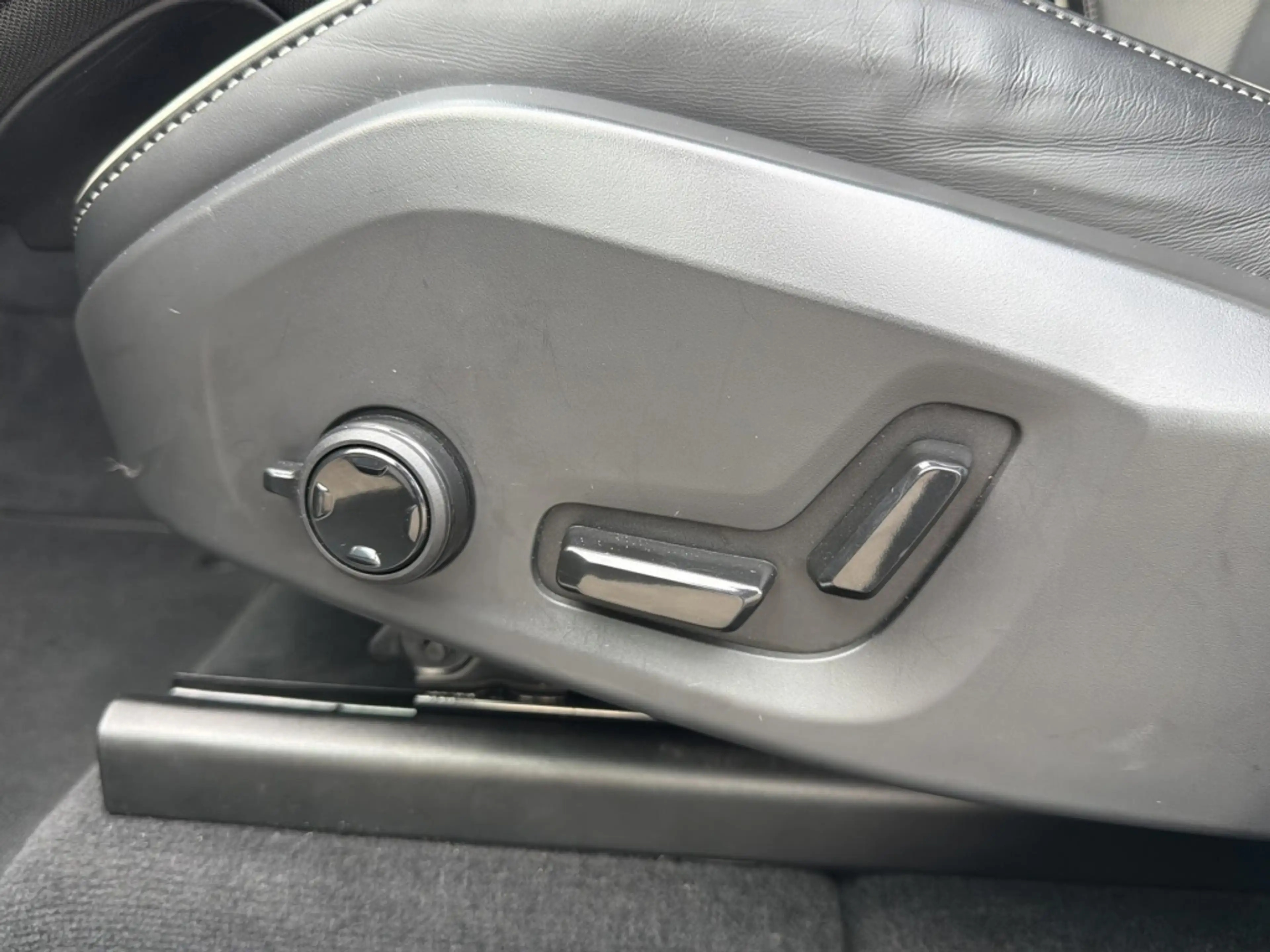 Volvo XC60 2.0 B4 R-Design — photo 30