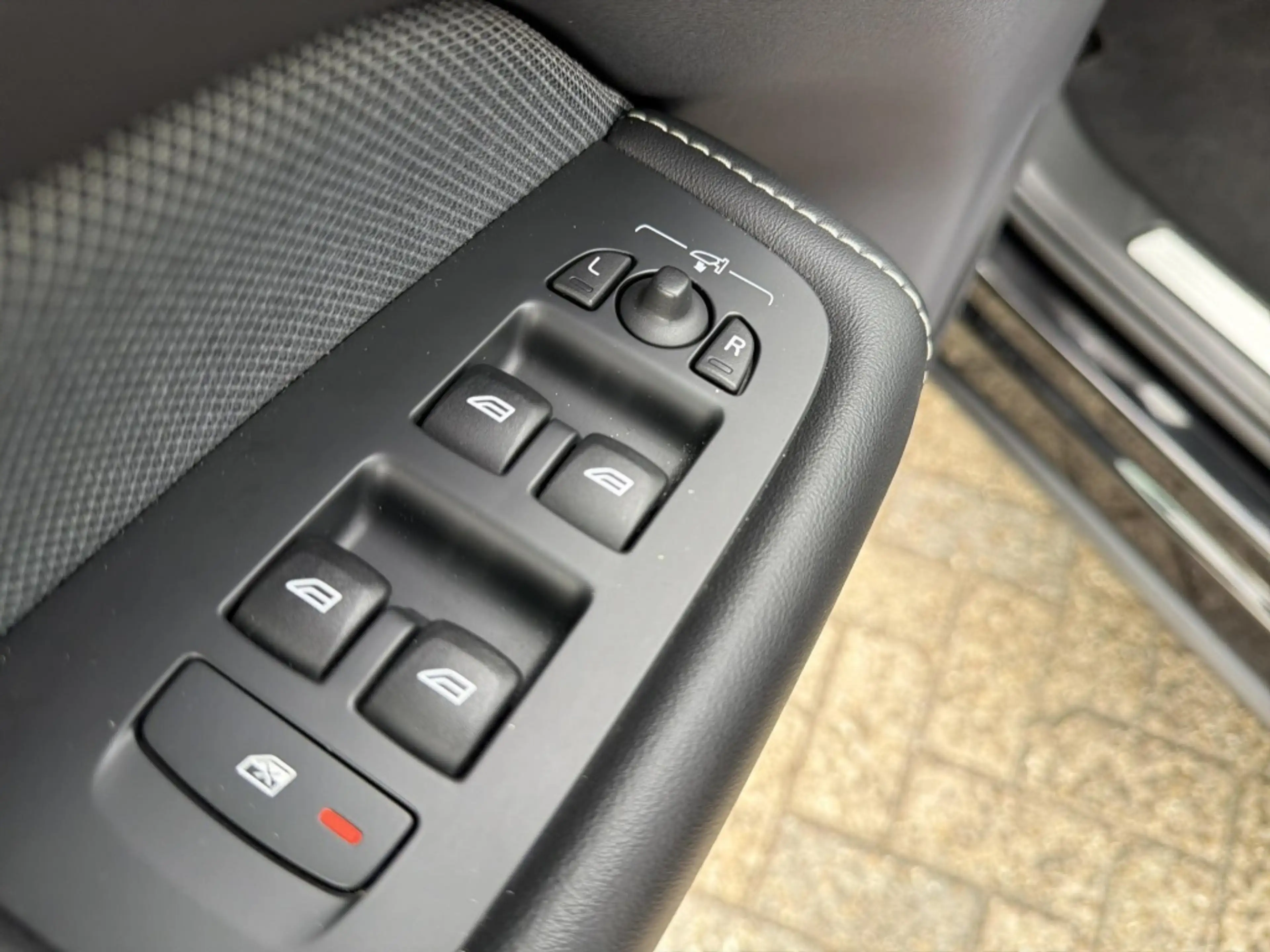 Volvo XC60 2.0 B4 R-Design — photo 23