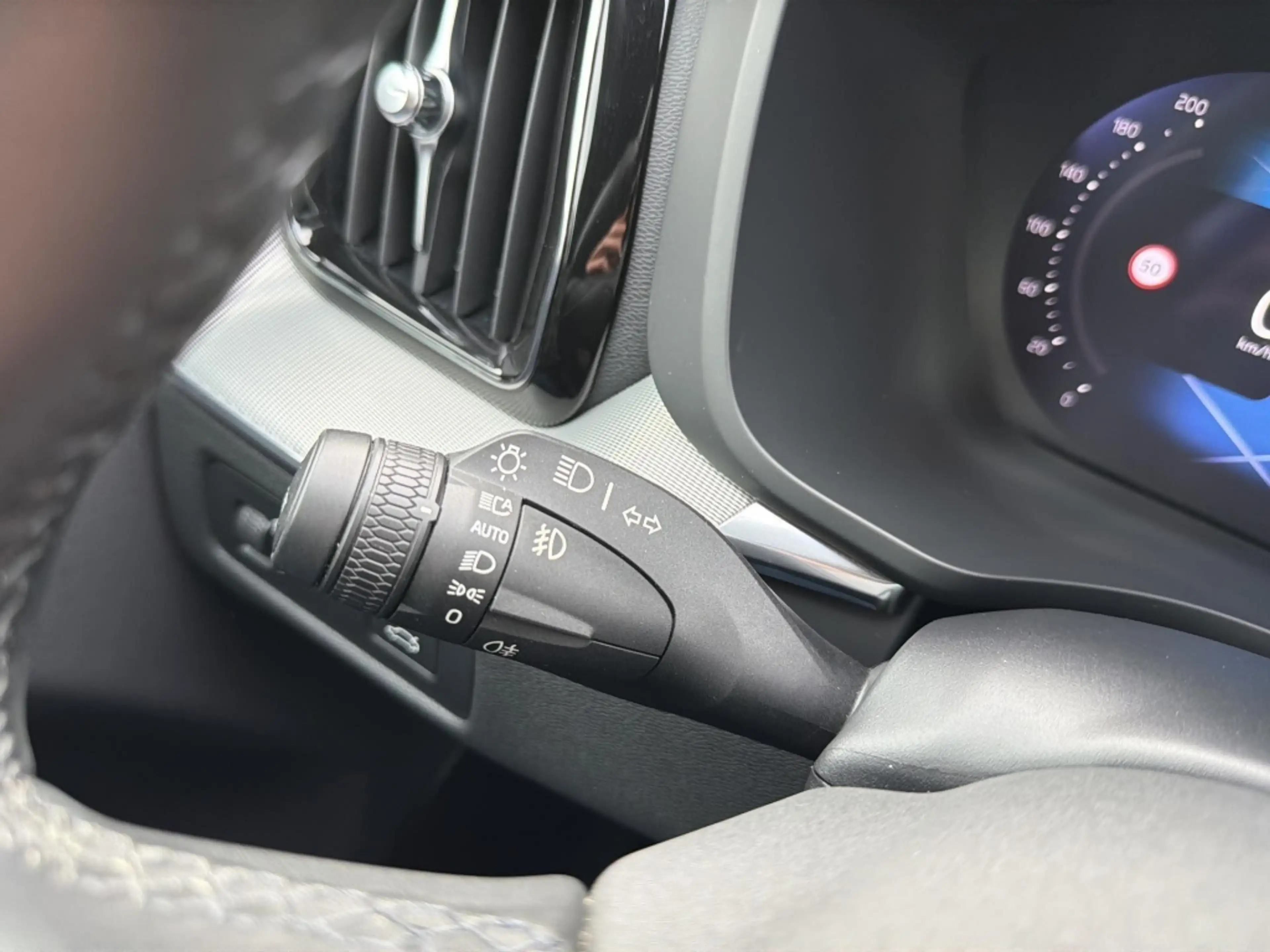 Volvo XC60 2.0 B4 R-Design — photo 43