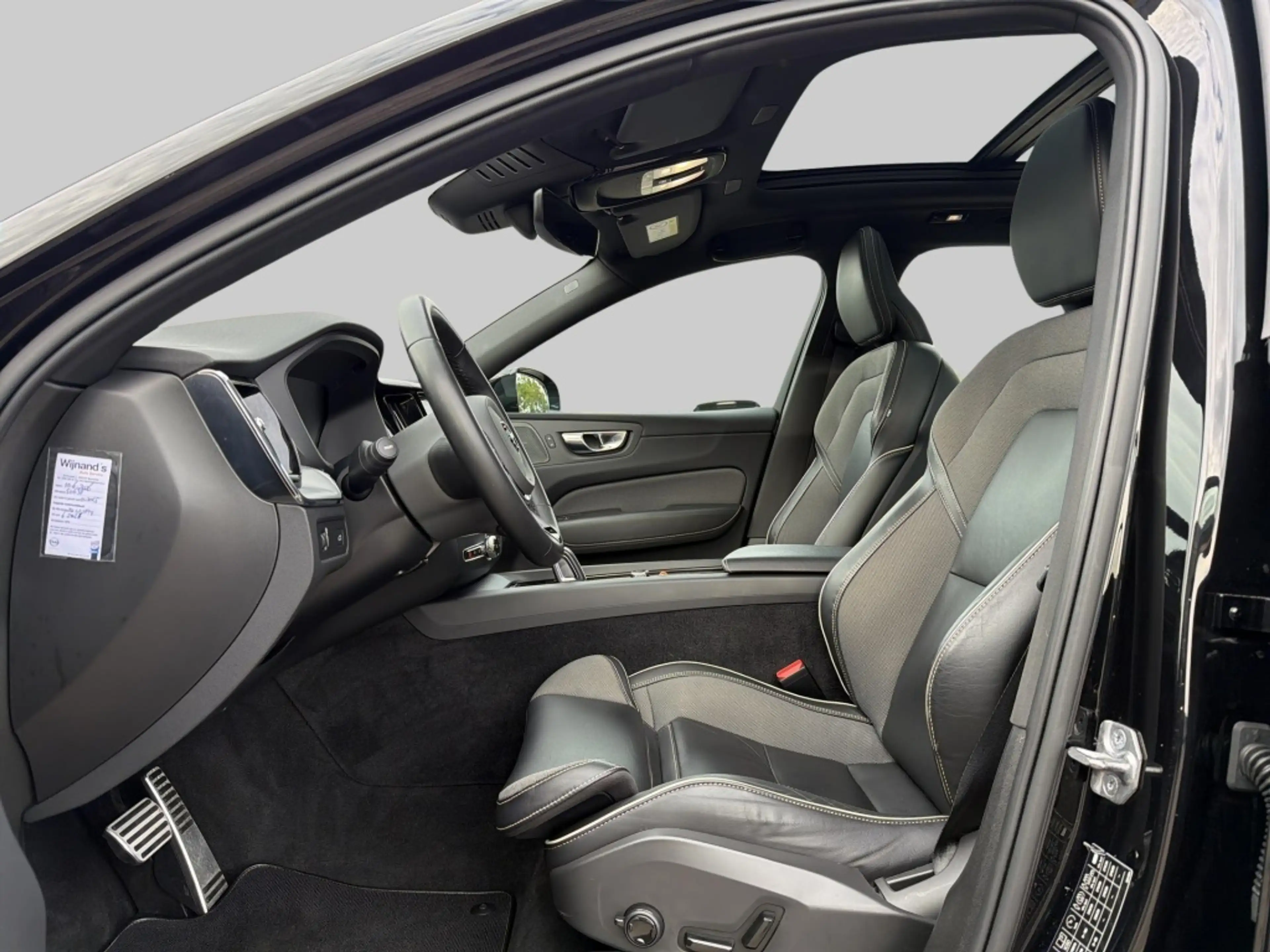 Volvo XC60 2.0 B4 R-Design — photo 10