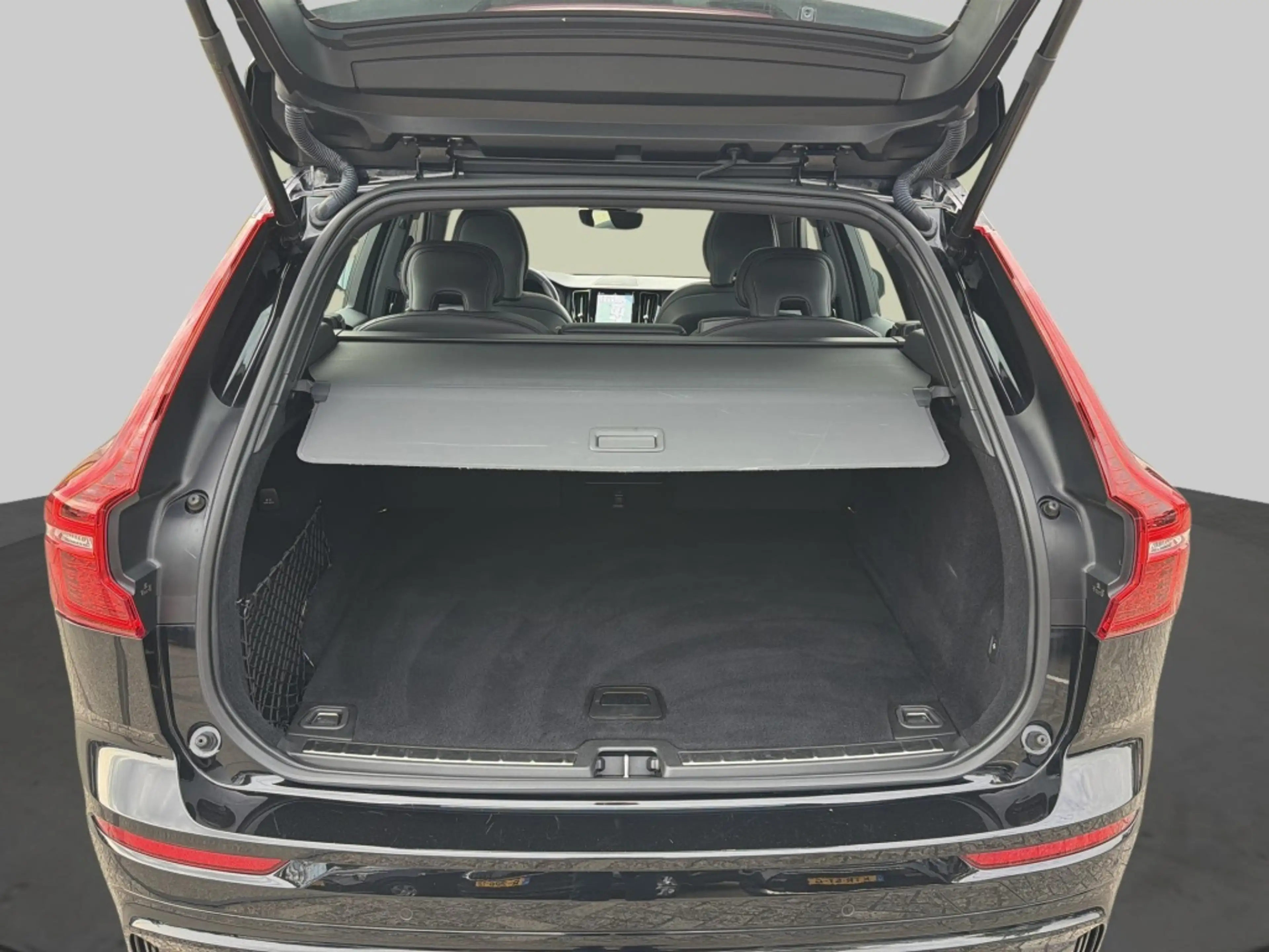 Volvo XC60 2.0 B4 R-Design — photo 26
